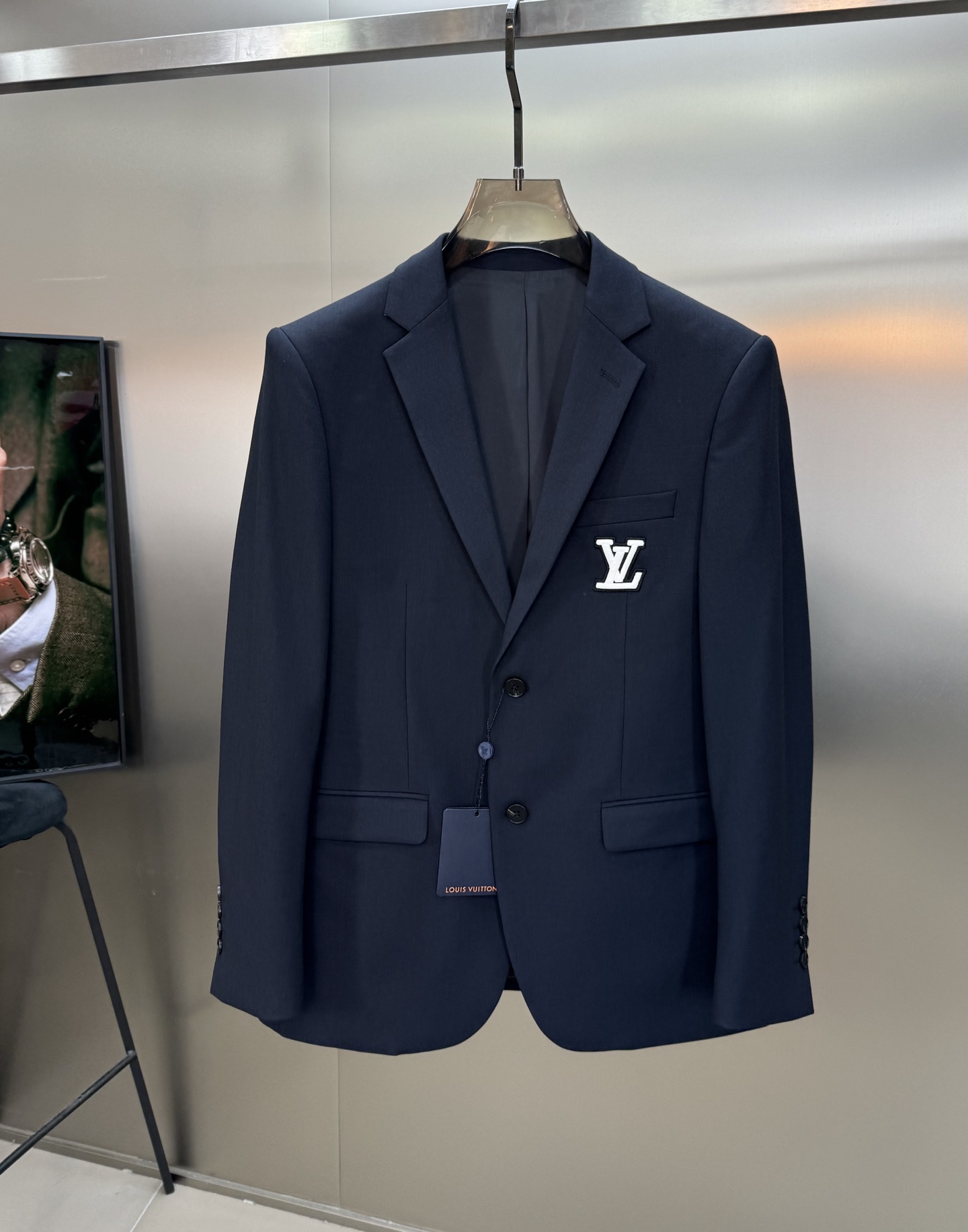 驴牌*路易威登25s新款男士商务套西！超高端顶尖一线成衣手工系列，西装领域里的佼佼者，世界公认的顶级面料