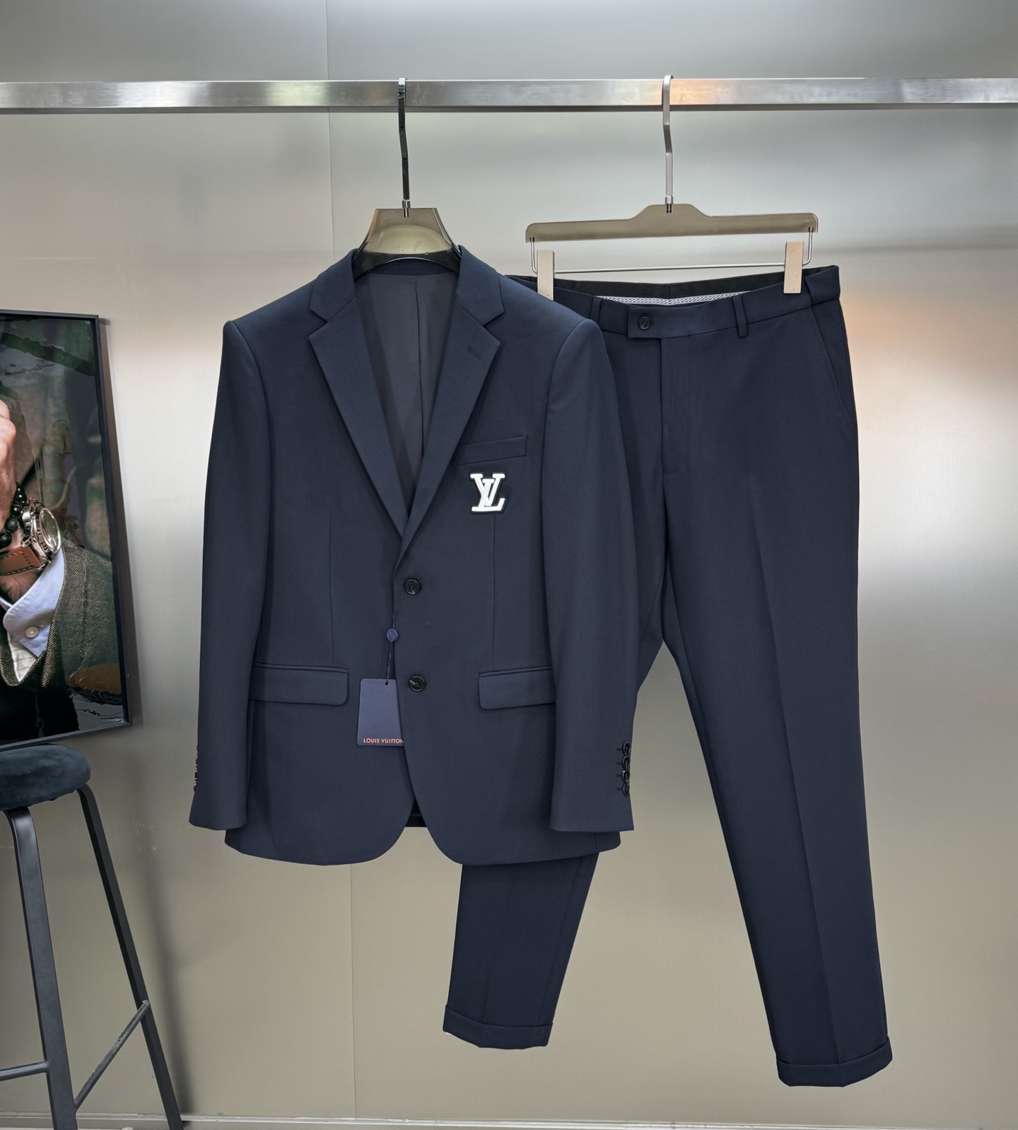 驴牌*路易威登25s新款男士商务套西！超高端顶尖一线成衣手工系列，西装领域里的佼佼者，世界公认的顶级面料