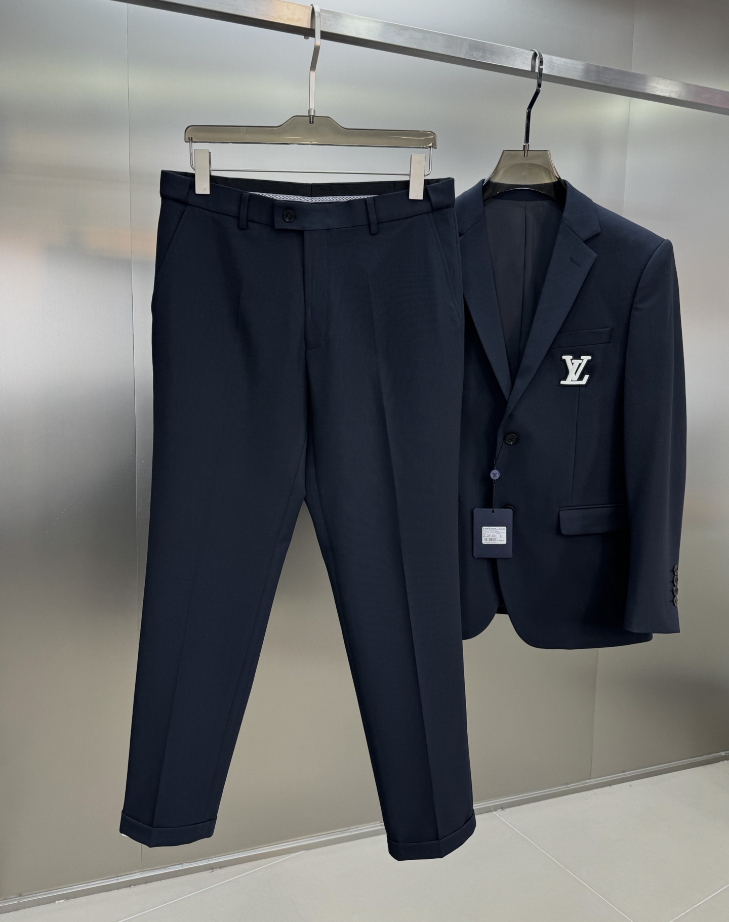 驴牌*路易威登25s新款男士商务套西！超高端顶尖一线成衣手工系列，西装领域里的佼佼者，世界公认的顶级面料