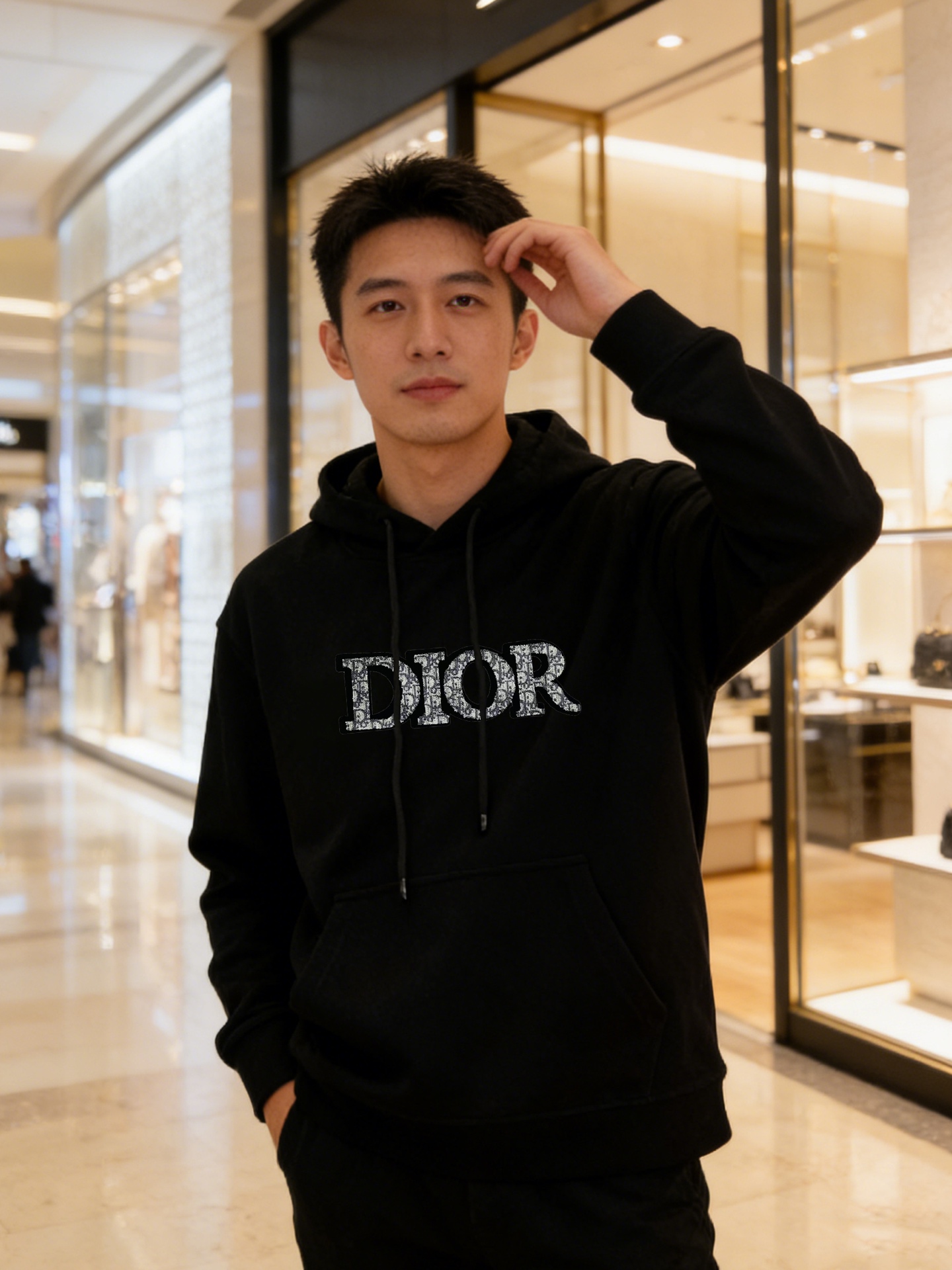Dior Peter Doig联名刺绣连帽卫衣💥迪奥与艺术家Peter Doig联名限定连帽卫衣，黑色款