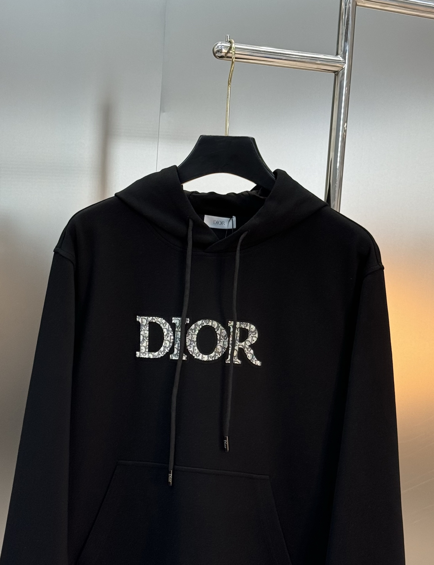 Dior Peter Doig联名刺绣连帽卫衣💥迪奥与艺术家Peter Doig联名限定连帽卫衣，黑色款