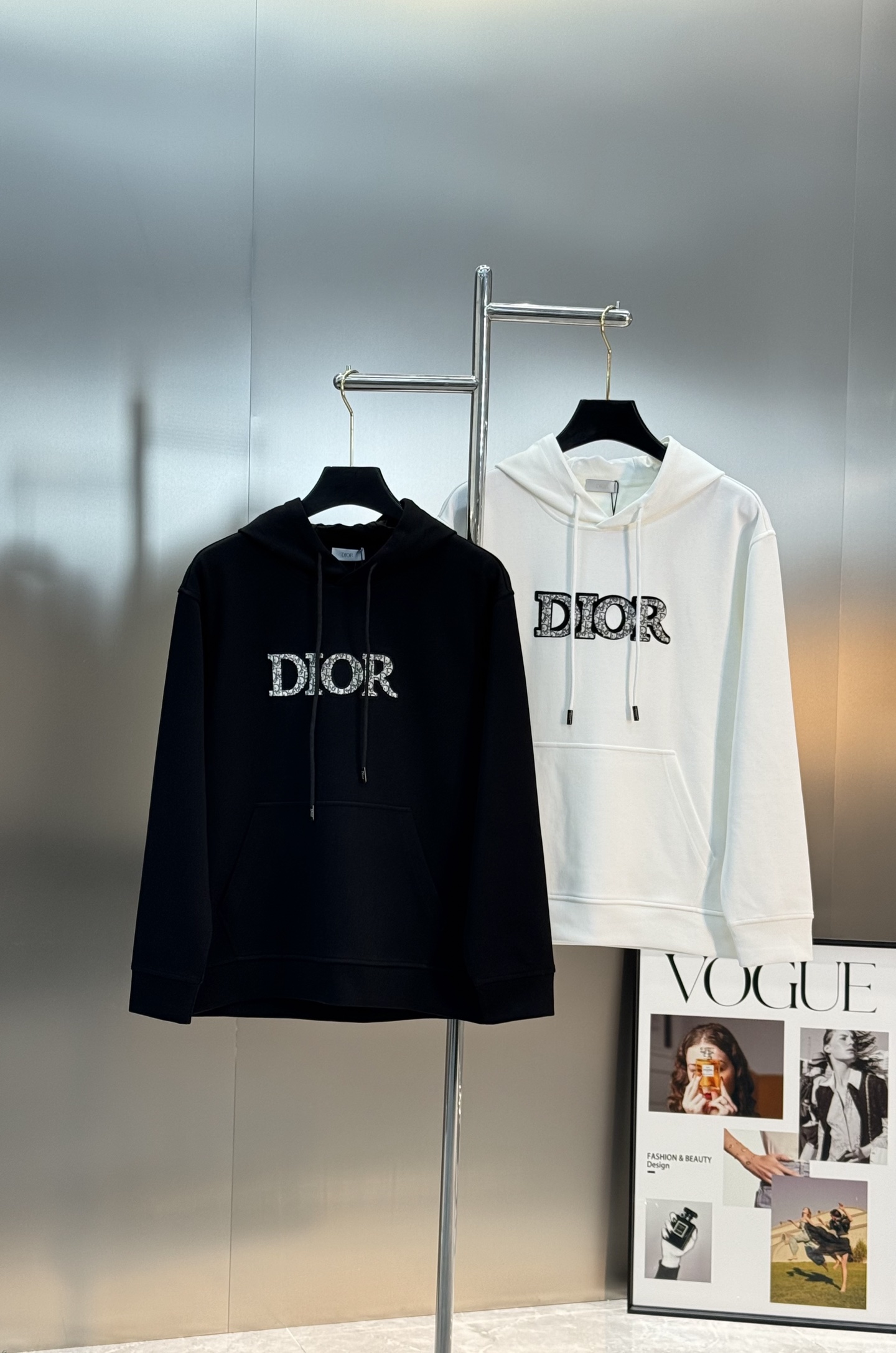 Dior Peter Doig联名刺绣连帽卫衣💥迪奥与艺术家Peter Doig联名限定连帽卫衣，黑色款