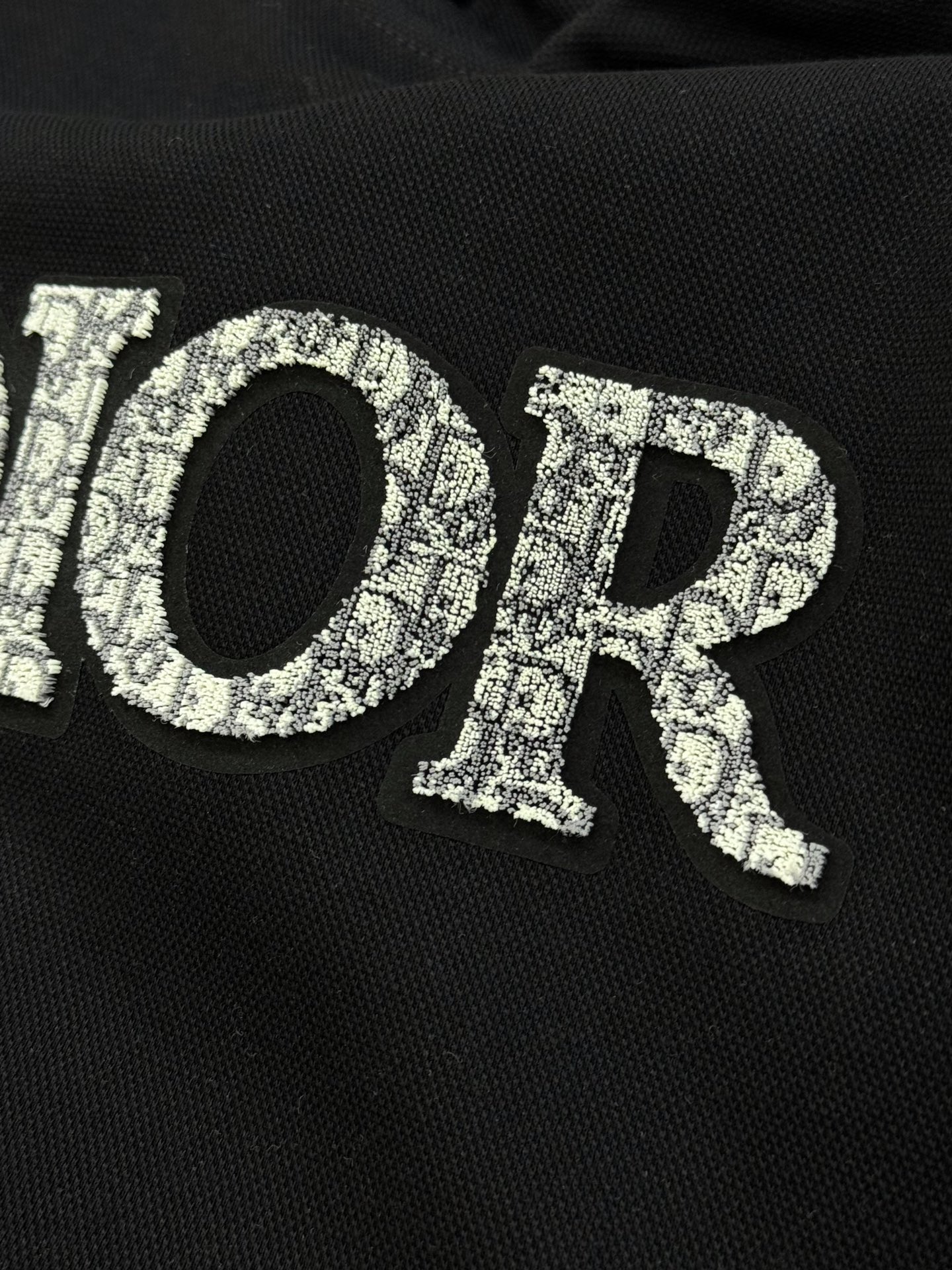 Dior Peter Doig联名刺绣连帽卫衣💥迪奥与艺术家Peter Doig联名限定连帽卫衣，黑色款