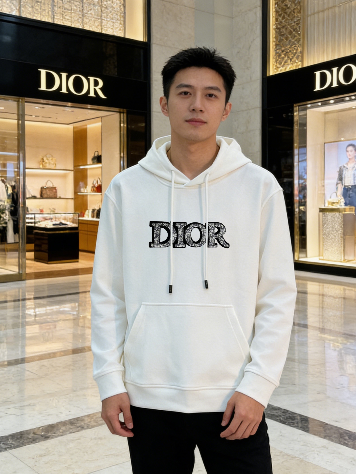 Dior Peter Doig联名刺绣连帽卫衣💥迪奥与艺术家Peter Doig联名限定连帽卫衣，黑色款
