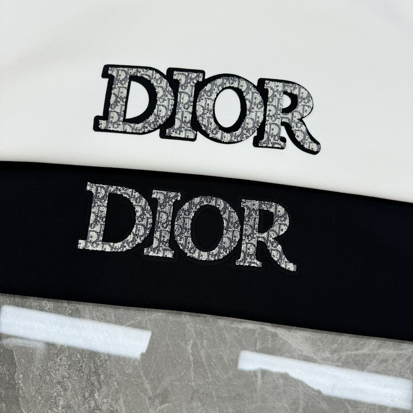 Dior Peter Doig联名刺绣连帽卫衣💥迪奥与艺术家Peter Doig联名限定连帽卫衣，黑色款