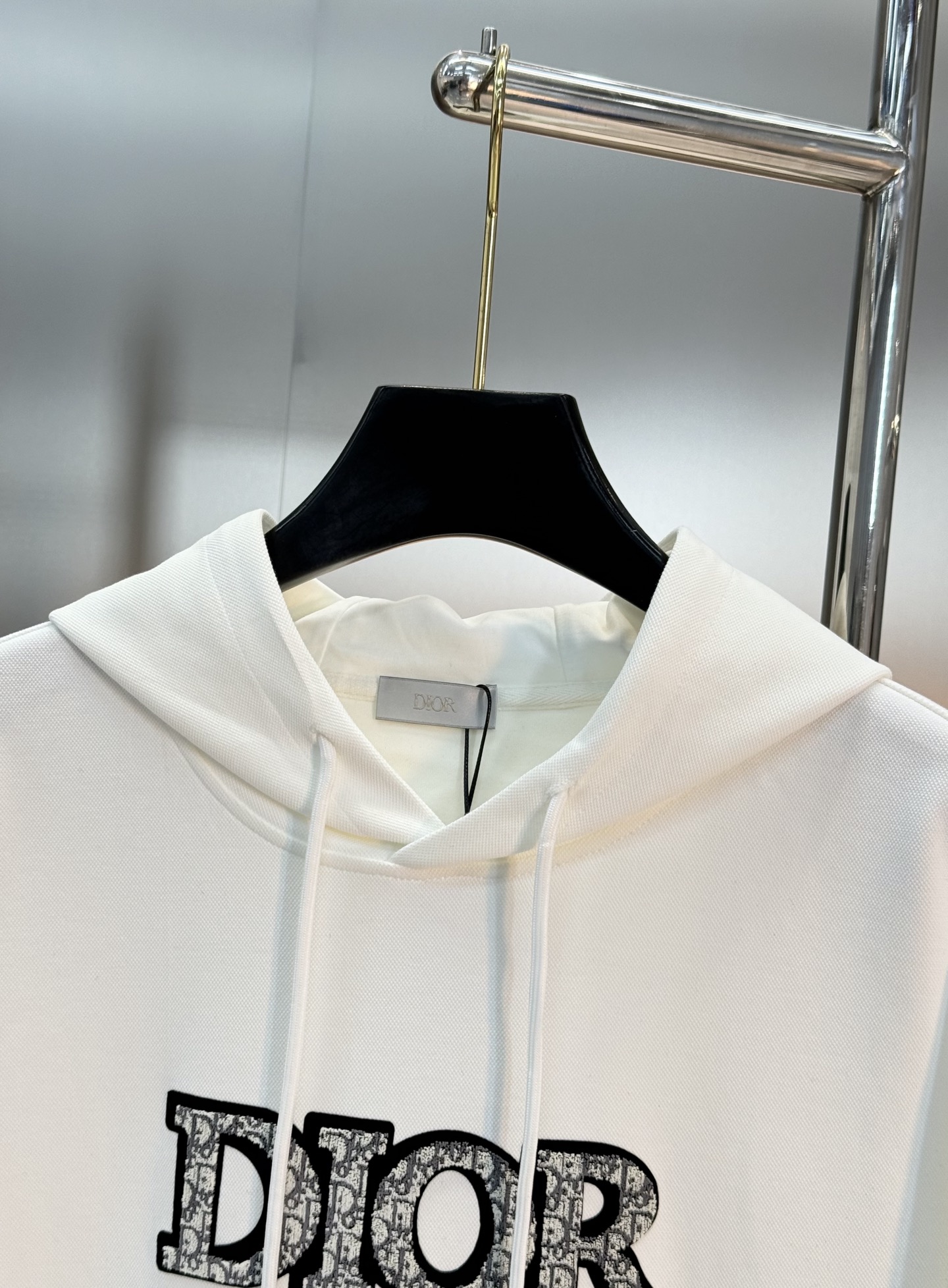 Dior Peter Doig联名刺绣连帽卫衣💥迪奥与艺术家Peter Doig联名限定连帽卫衣，黑色款