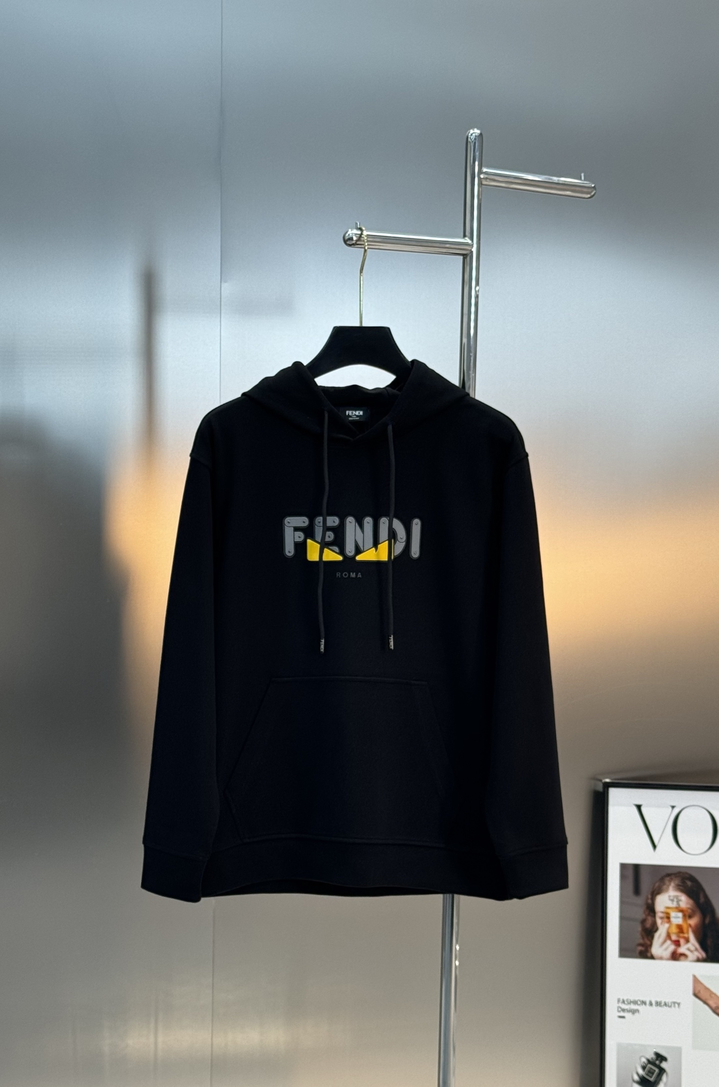 Fendi芬迪新款连帽卫衣，超舒适天丝面料.穿着舒适又透气!正面“FENDI”字母+黄色小怪兽图案，品牌