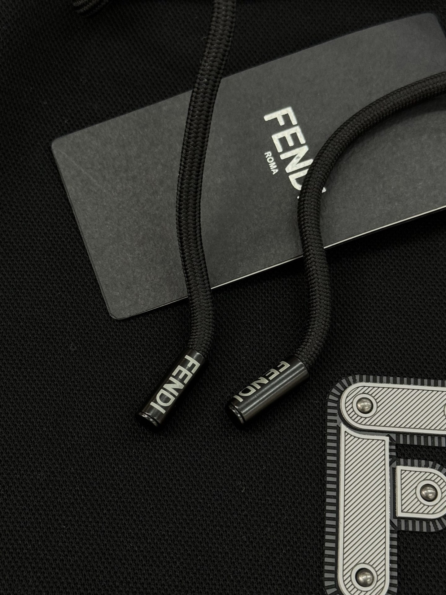 Fendi芬迪新款连帽卫衣，超舒适天丝面料.穿着舒适又透气!正面“FENDI”字母+黄色小怪兽图案，品牌