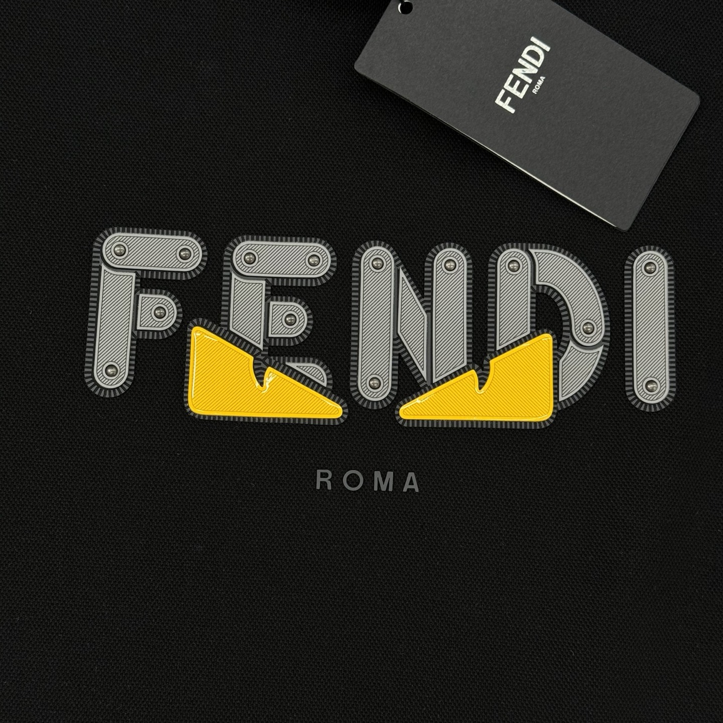 Fendi芬迪新款连帽卫衣，超舒适天丝面料.穿着舒适又透气!正面“FENDI”字母+黄色小怪兽图案，品牌