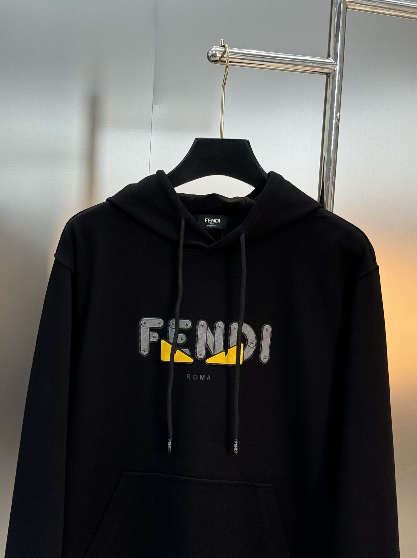 Fendi芬迪新款连帽卫衣，超舒适天丝面料.穿着舒适又透气!正面“FENDI”字母+黄色小怪兽图案，品牌