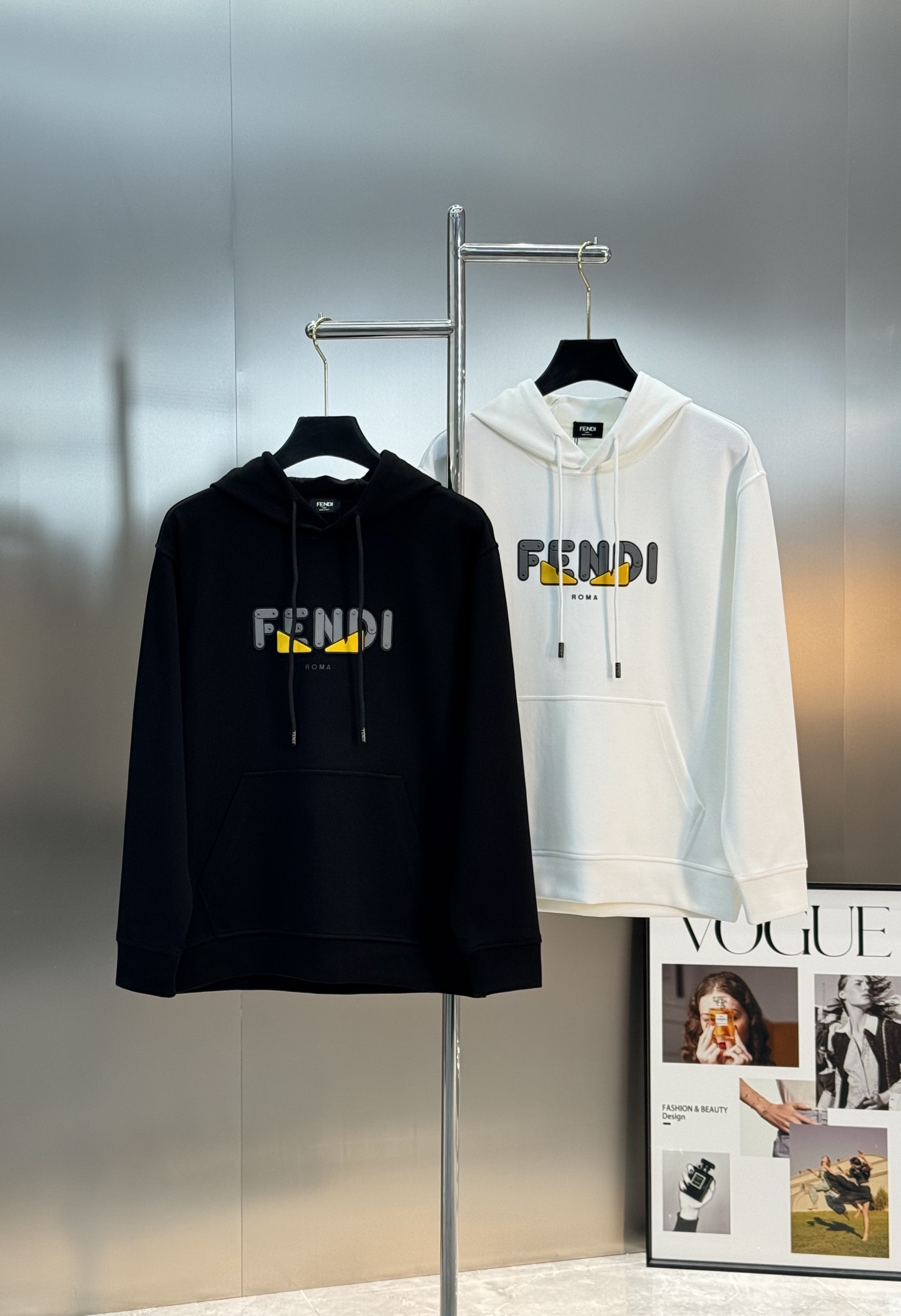 Fendi芬迪新款连帽卫衣，超舒适天丝面料.穿着舒适又透气!正面“FENDI”字母+黄色小怪兽图案，品牌