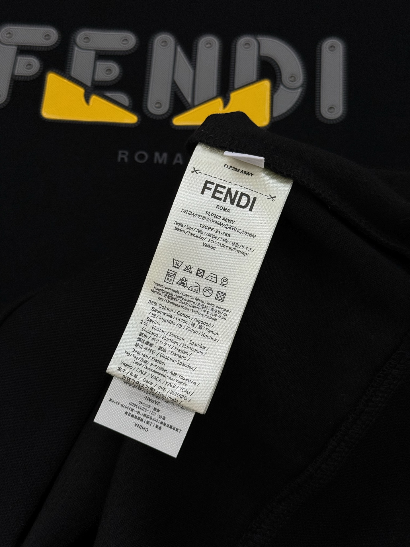 Fendi芬迪新款连帽卫衣，超舒适天丝面料.穿着舒适又透气!正面“FENDI”字母+黄色小怪兽图案，品牌