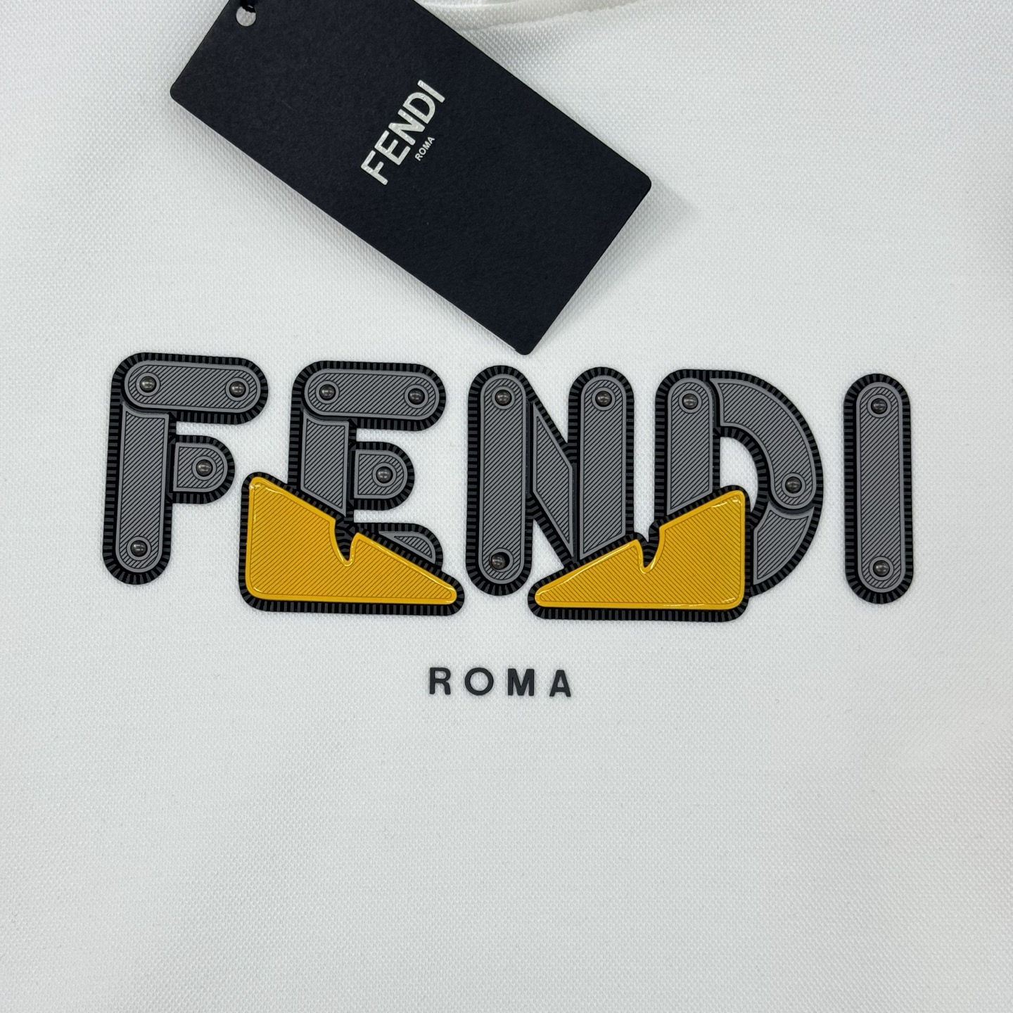Fendi芬迪新款连帽卫衣，超舒适天丝面料.穿着舒适又透气!正面“FENDI”字母+黄色小怪兽图案，品牌