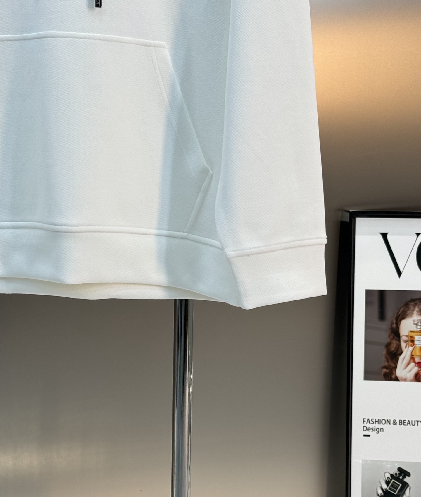 Fendi芬迪新款连帽卫衣，超舒适天丝面料.穿着舒适又透气!正面“FENDI”字母+黄色小怪兽图案，品牌