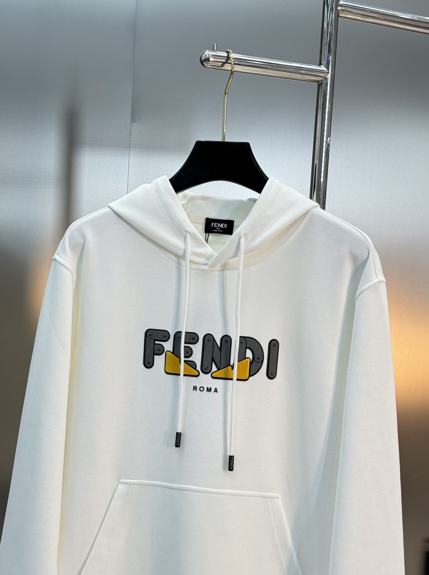 Fendi芬迪新款连帽卫衣，超舒适天丝面料.穿着舒适又透气!正面“FENDI”字母+黄色小怪兽图案，品牌