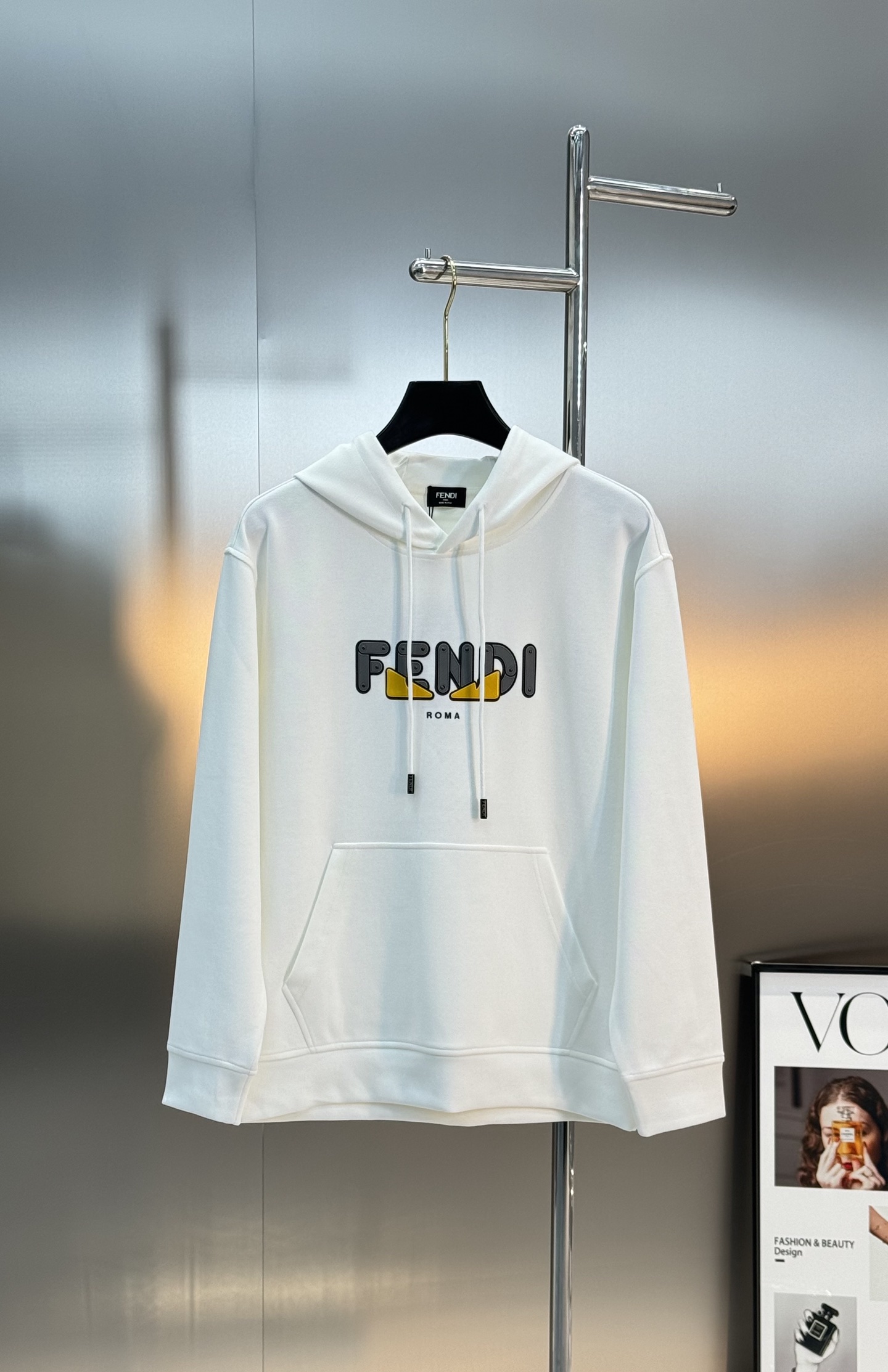 Fendi芬迪新款连帽卫衣，超舒适天丝面料.穿着舒适又透气!正面“FENDI”字母+黄色小怪兽图案，品牌