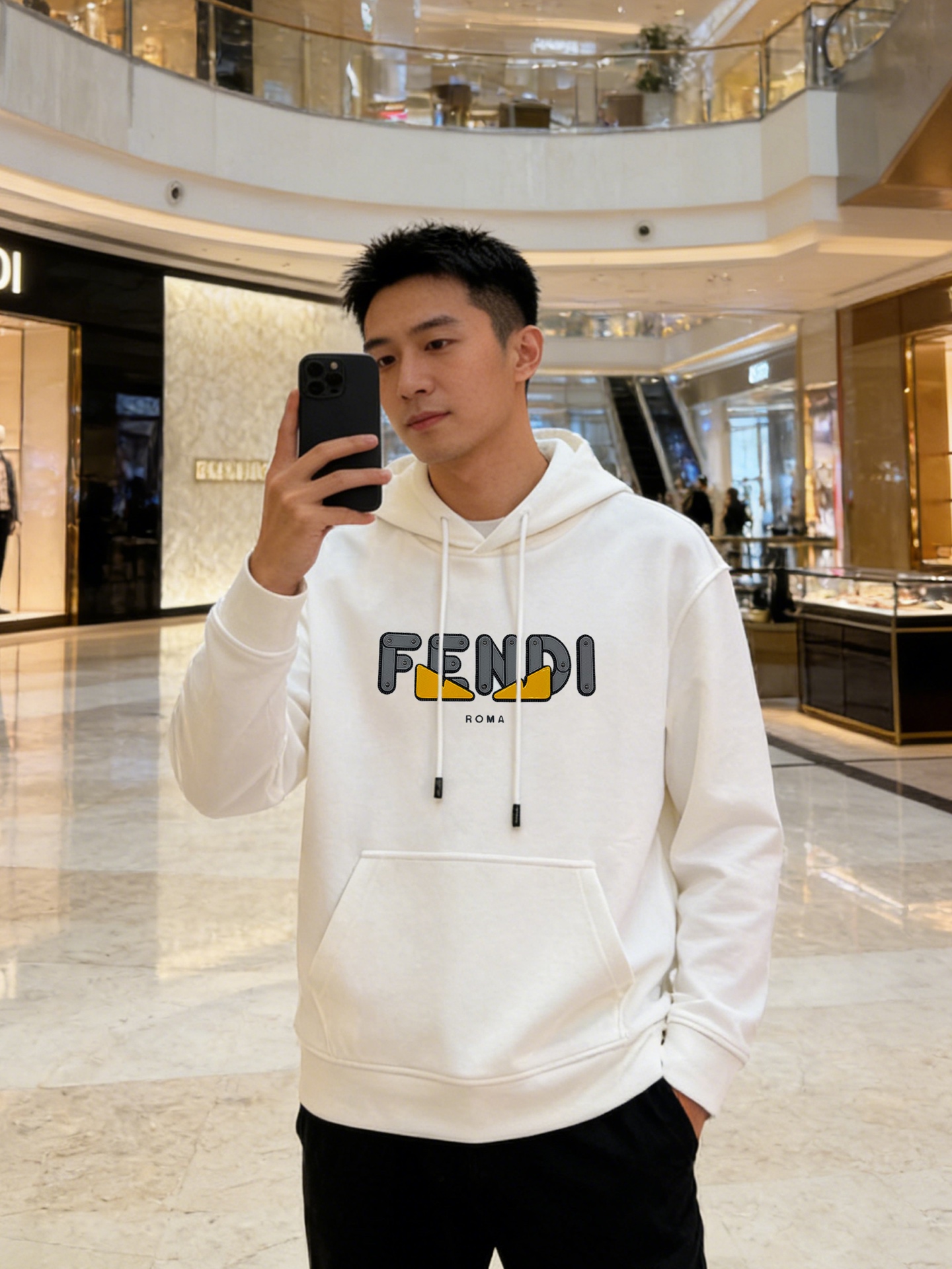 Fendi芬迪新款连帽卫衣，超舒适天丝面料.穿着舒适又透气!正面“FENDI”字母+黄色小怪兽图案，品牌