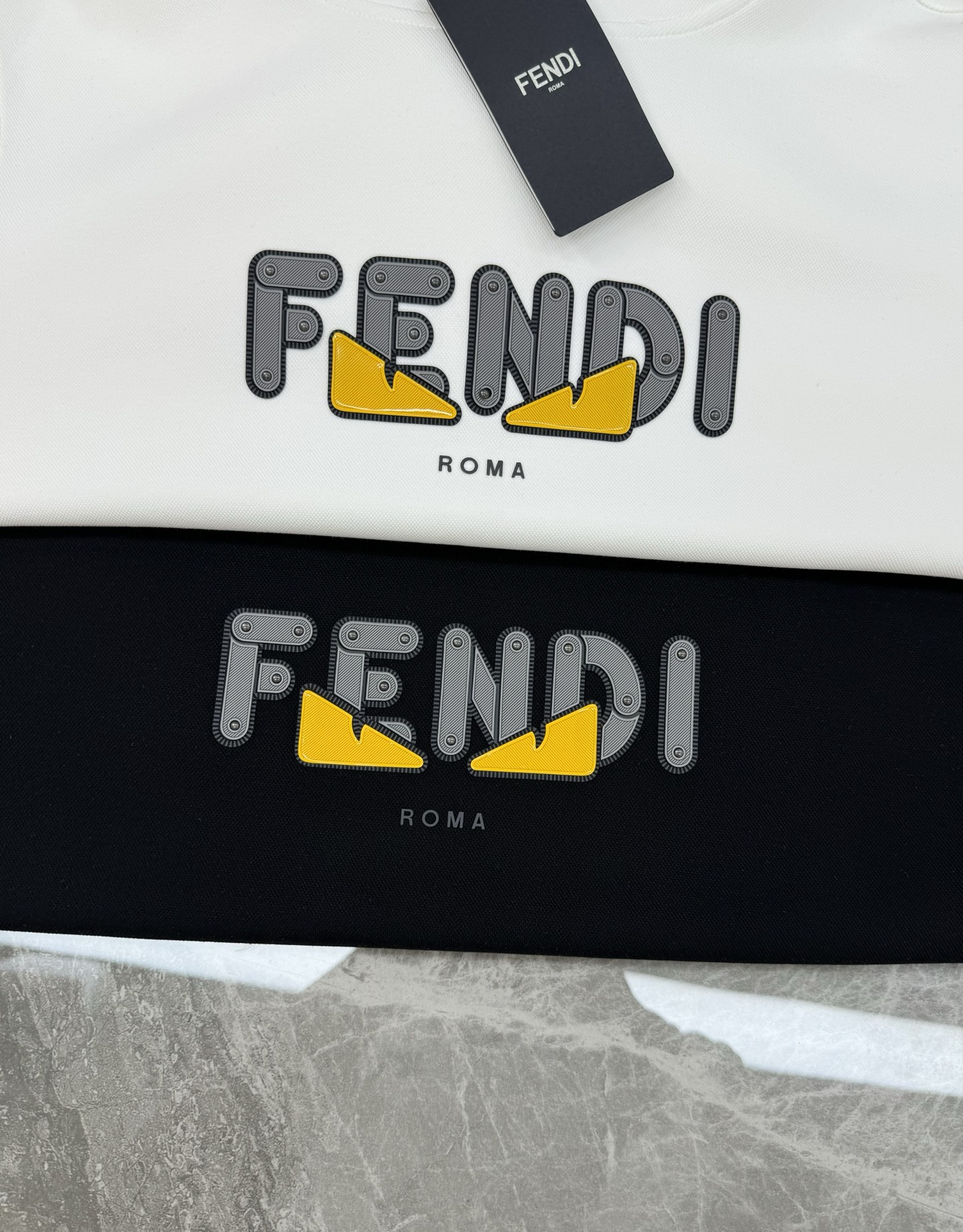 Fendi芬迪新款连帽卫衣，超舒适天丝面料.穿着舒适又透气!正面“FENDI”字母+黄色小怪兽图案，品牌