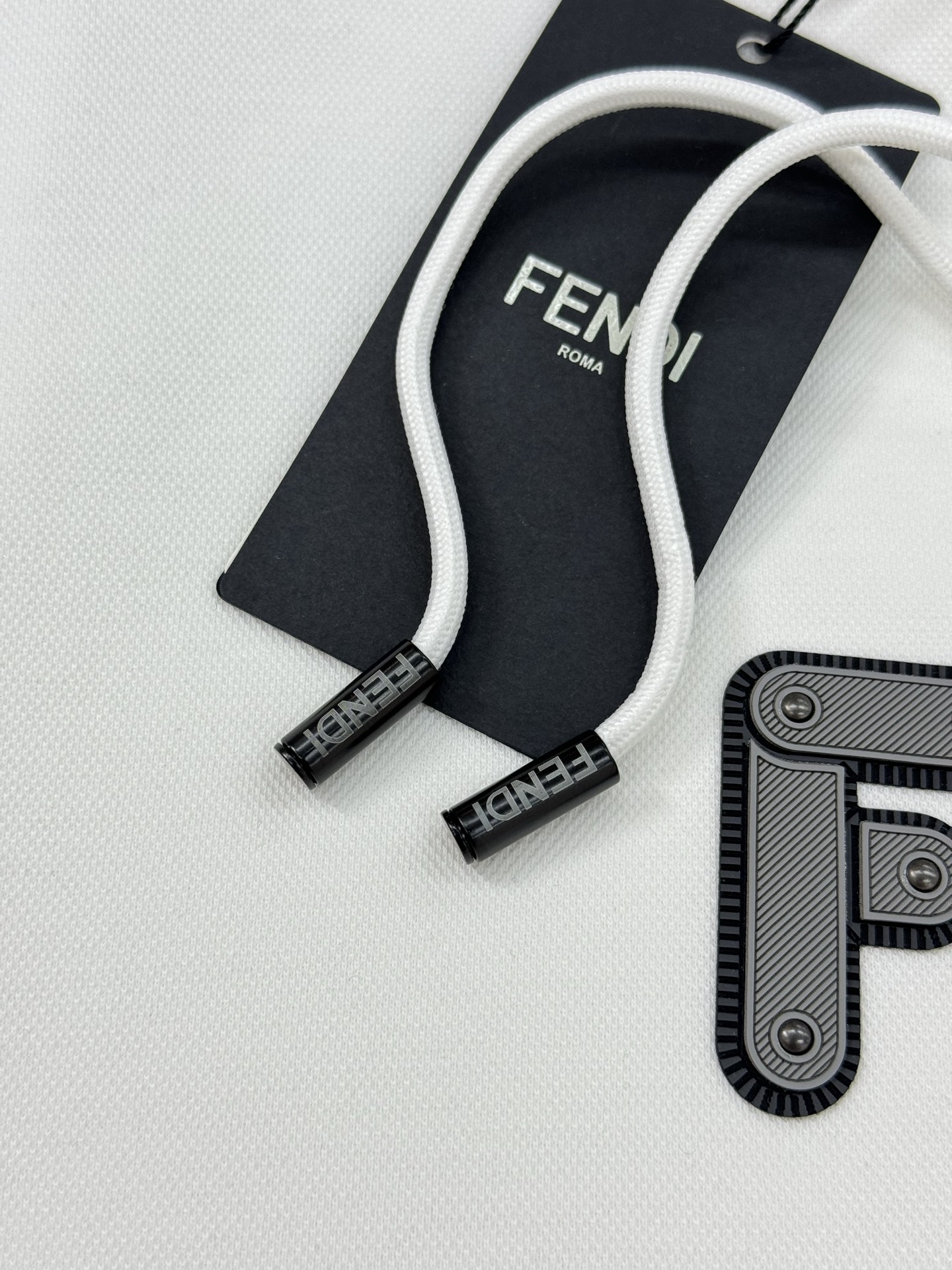 Fendi芬迪新款连帽卫衣，超舒适天丝面料.穿着舒适又透气!正面“FENDI”字母+黄色小怪兽图案，品牌