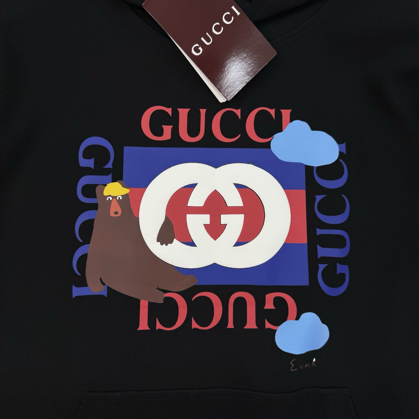 Gucci古奇新款连帽卫衣，卡通造型非常减龄.采用超舒适的天丝棉质面料，春秋穿超舒服!正面有双Glogo