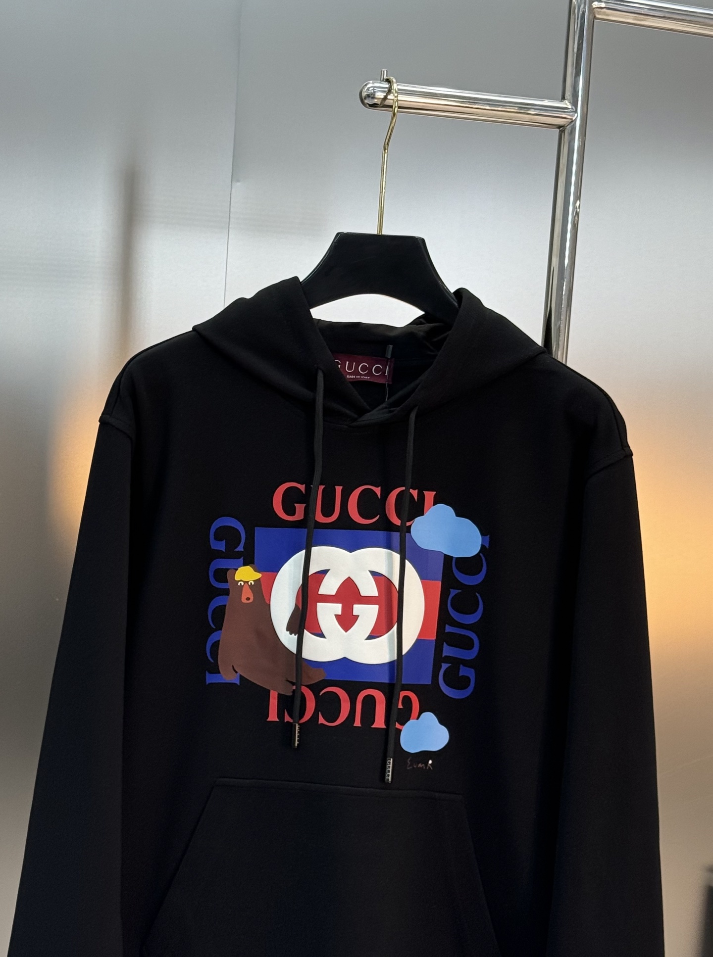 Gucci古奇新款连帽卫衣，卡通造型非常减龄.采用超舒适的天丝棉质面料，春秋穿超舒服!正面有双Glogo