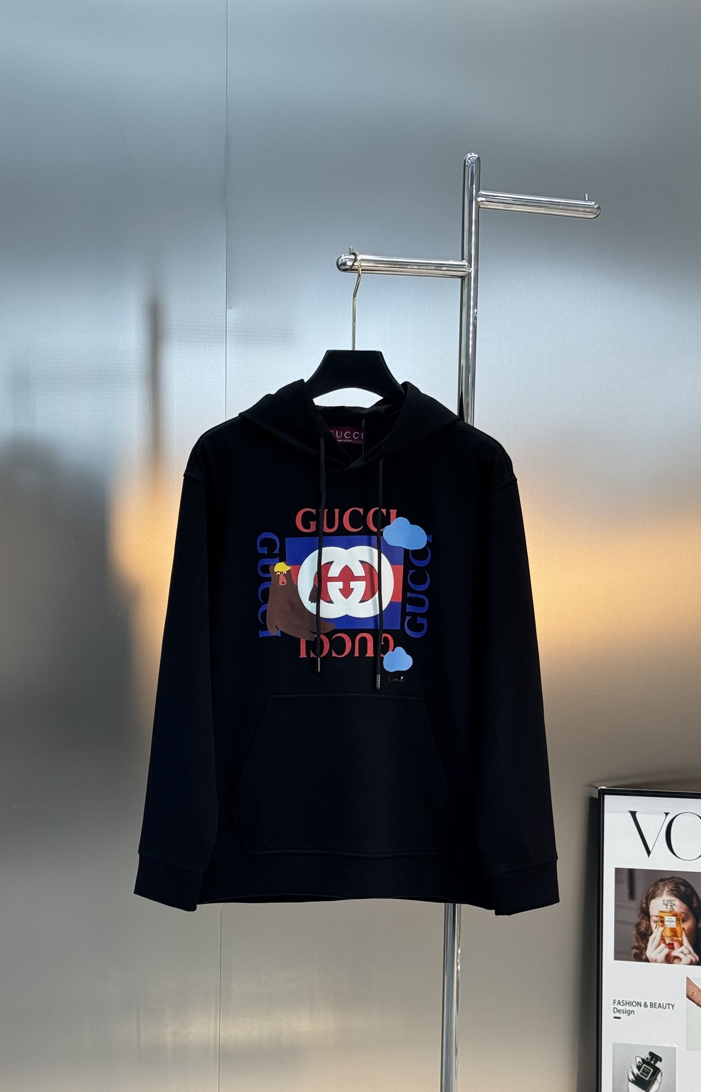 Gucci古奇新款连帽卫衣，卡通造型非常减龄.采用超舒适的天丝棉质面料，春秋穿超舒服!正面有双Glogo