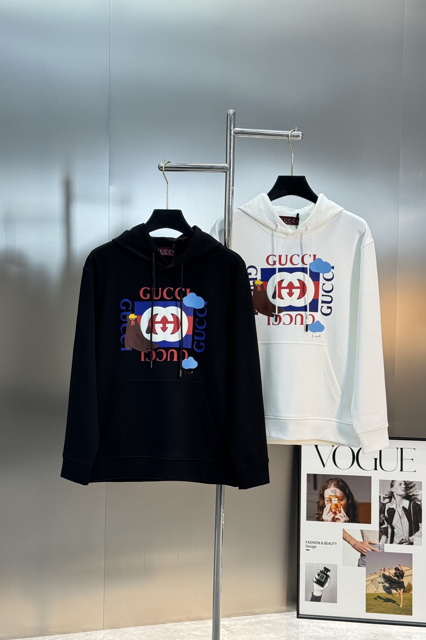 Gucci古奇新款连帽卫衣，卡通造型非常减龄.采用超舒适的天丝棉质面料，春秋穿超舒服!正面有双Glogo