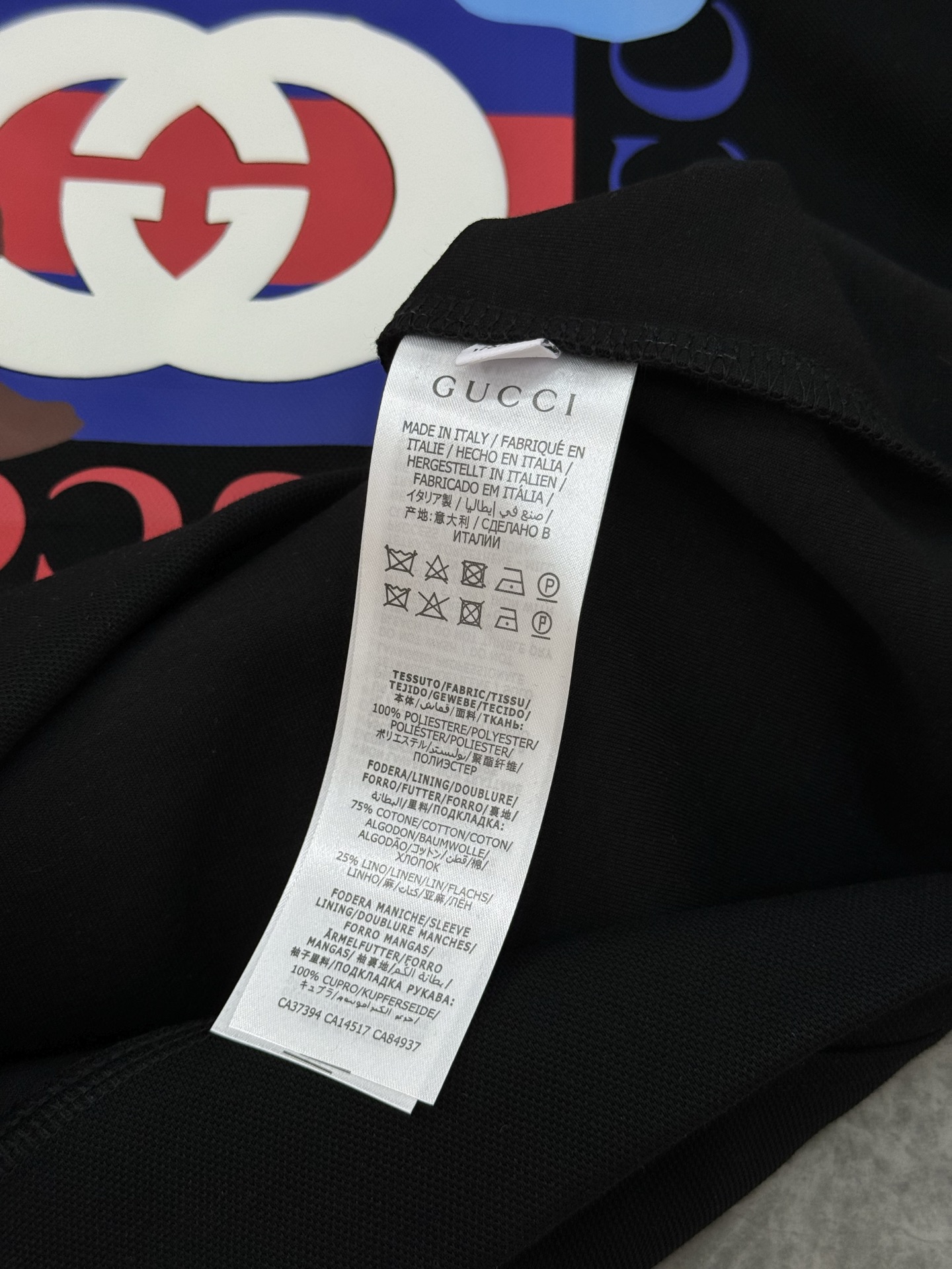 Gucci古奇新款连帽卫衣，卡通造型非常减龄.采用超舒适的天丝棉质面料，春秋穿超舒服!正面有双Glogo