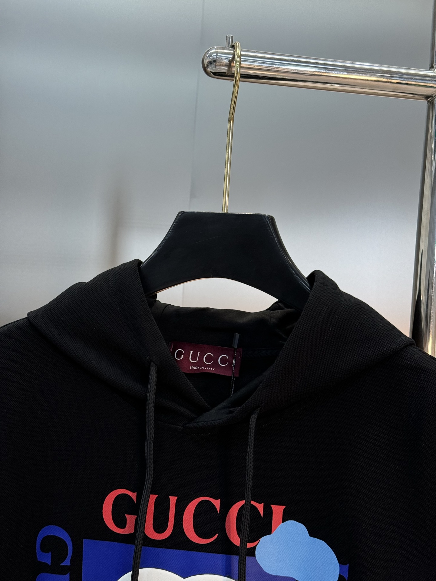 Gucci古奇新款连帽卫衣，卡通造型非常减龄.采用超舒适的天丝棉质面料，春秋穿超舒服!正面有双Glogo