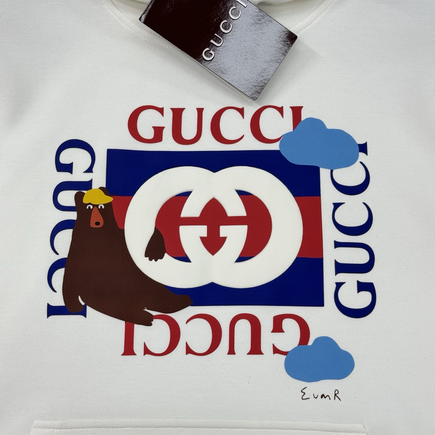 Gucci古奇新款连帽卫衣，卡通造型非常减龄.采用超舒适的天丝棉质面料，春秋穿超舒服!正面有双Glogo