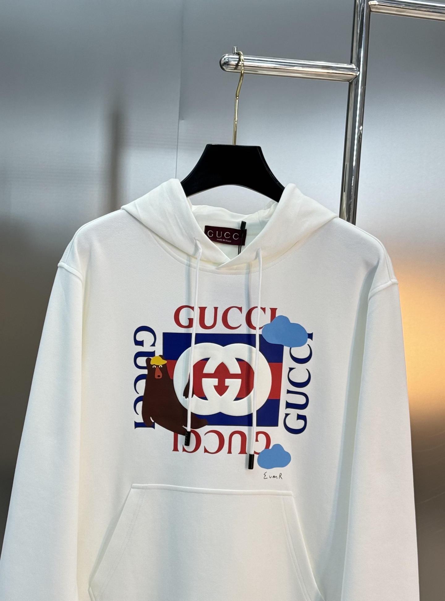 Gucci古奇新款连帽卫衣，卡通造型非常减龄.采用超舒适的天丝棉质面料，春秋穿超舒服!正面有双Glogo