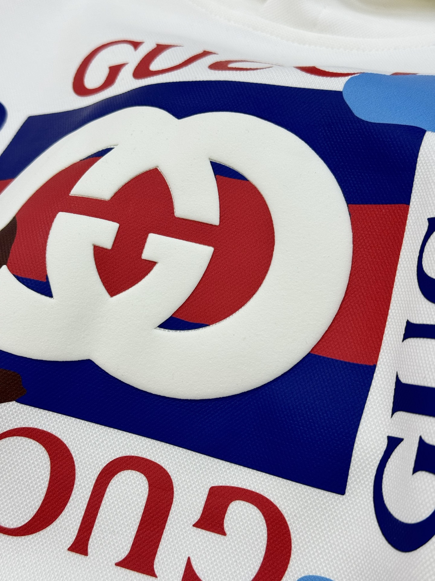 Gucci古奇新款连帽卫衣，卡通造型非常减龄.采用超舒适的天丝棉质面料，春秋穿超舒服!正面有双Glogo