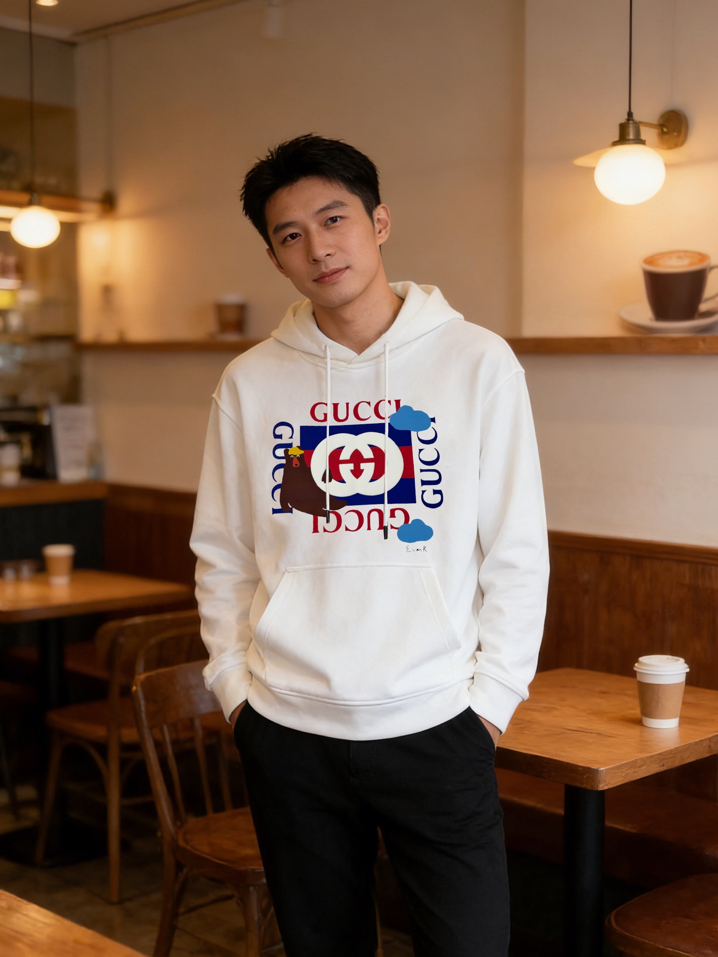 Gucci古奇新款连帽卫衣，卡通造型非常减龄.采用超舒适的天丝棉质面料，春秋穿超舒服!正面有双Glogo