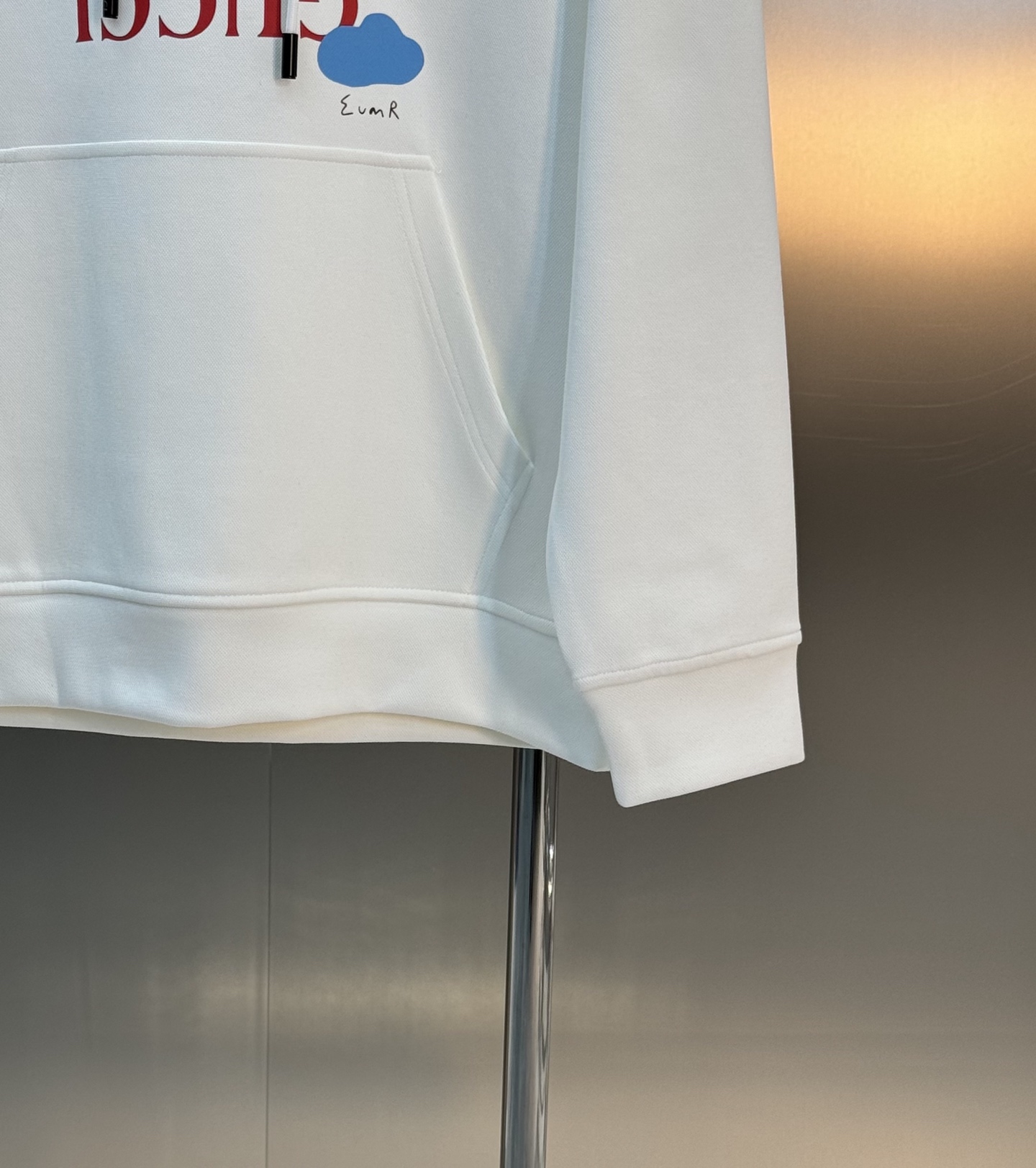 Gucci古奇新款连帽卫衣，卡通造型非常减龄.采用超舒适的天丝棉质面料，春秋穿超舒服!正面有双Glogo