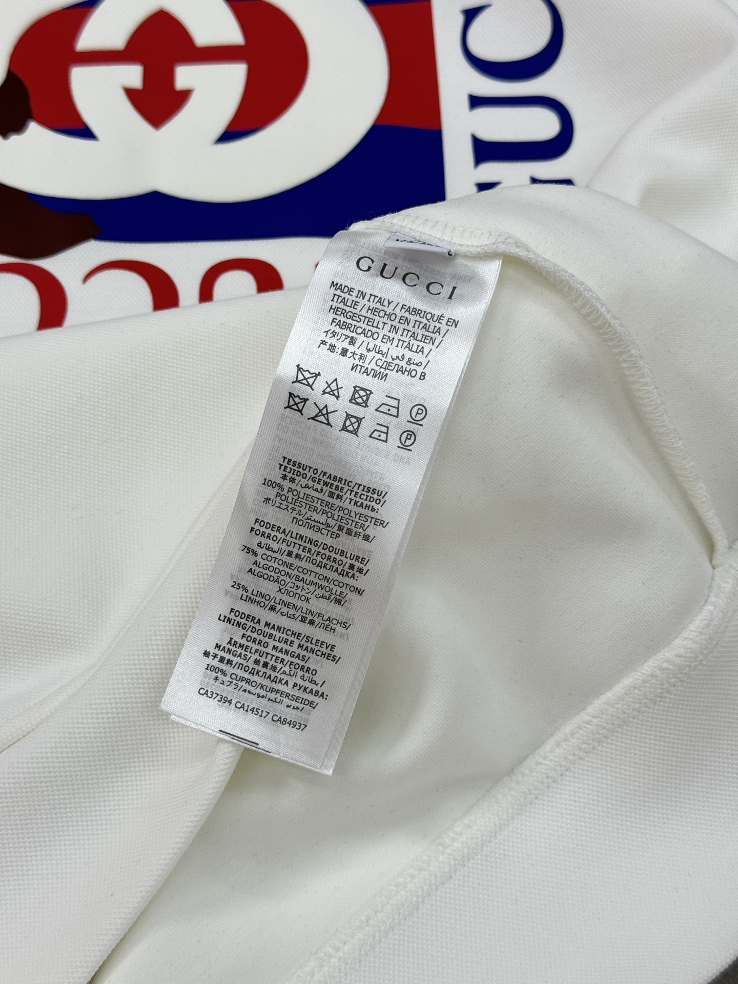 Gucci古奇新款连帽卫衣，卡通造型非常减龄.采用超舒适的天丝棉质面料，春秋穿超舒服!正面有双Glogo