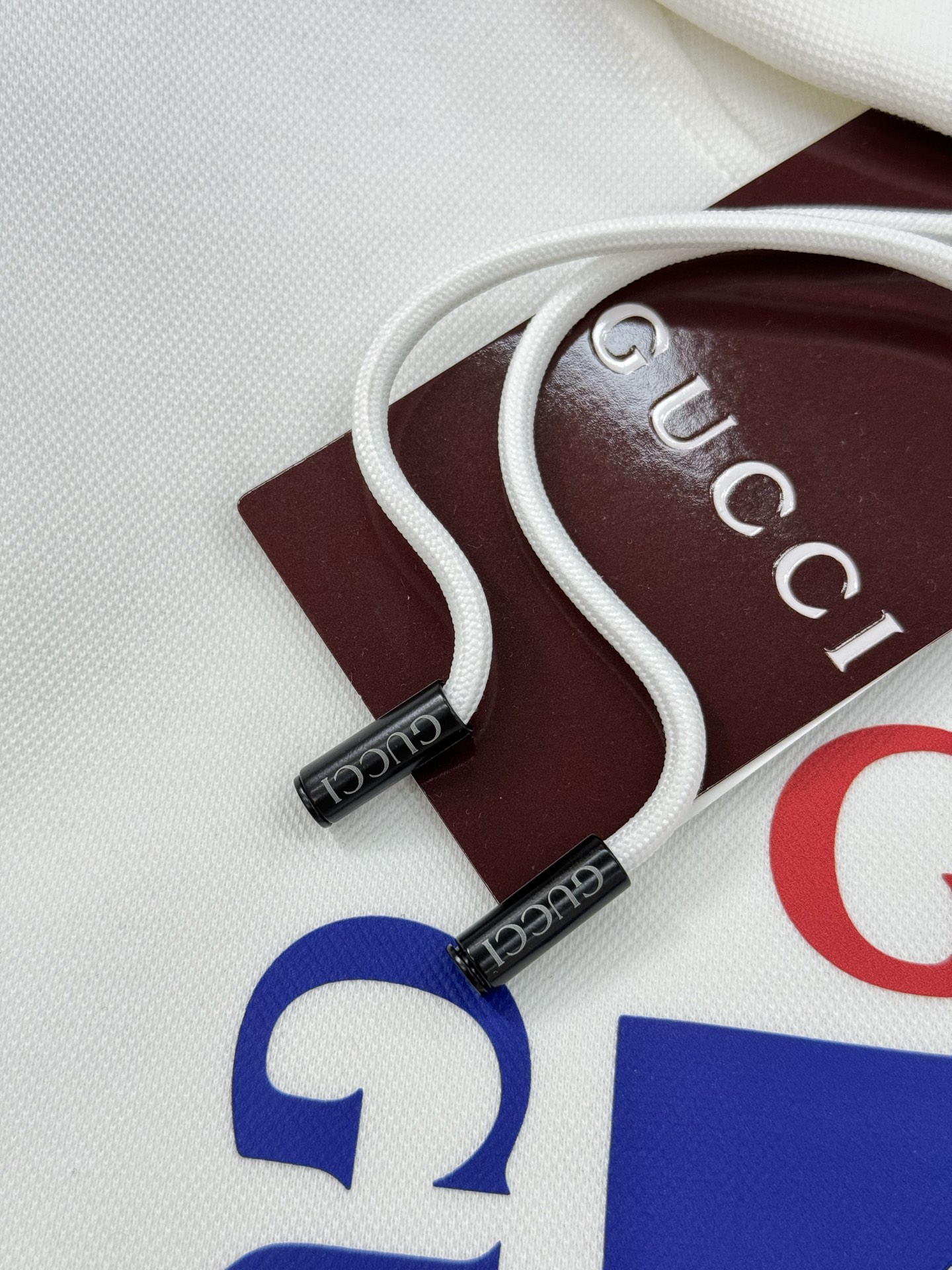 Gucci古奇新款连帽卫衣，卡通造型非常减龄.采用超舒适的天丝棉质面料，春秋穿超舒服!正面有双Glogo