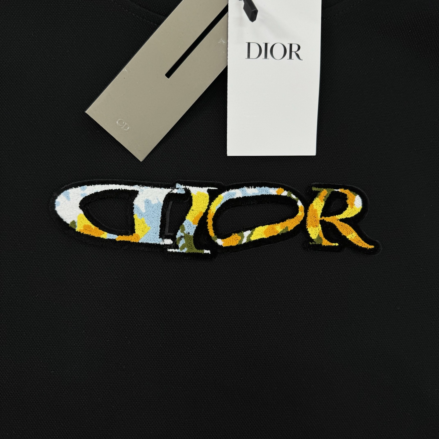 Dior迪奥新款连帽卫衣，重磅纯棉天丝面料材质，柔软舒适，秋冬穿超合适！正面“DIOR”字母亮色系渐变立