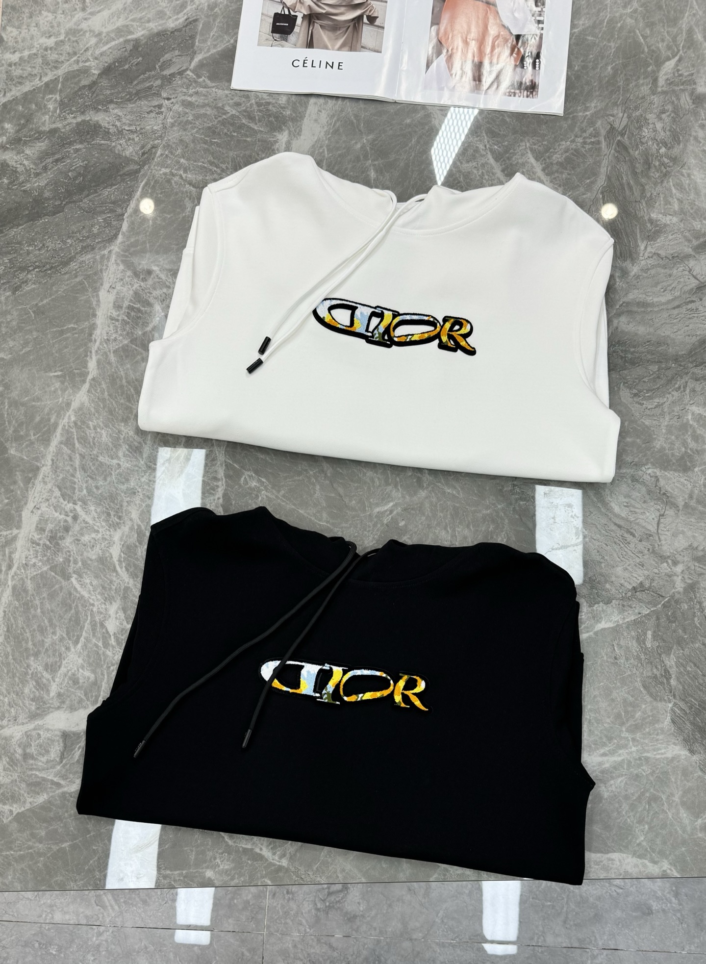 Dior迪奥新款连帽卫衣，重磅纯棉天丝面料材质，柔软舒适，秋冬穿超合适！正面“DIOR”字母亮色系渐变立