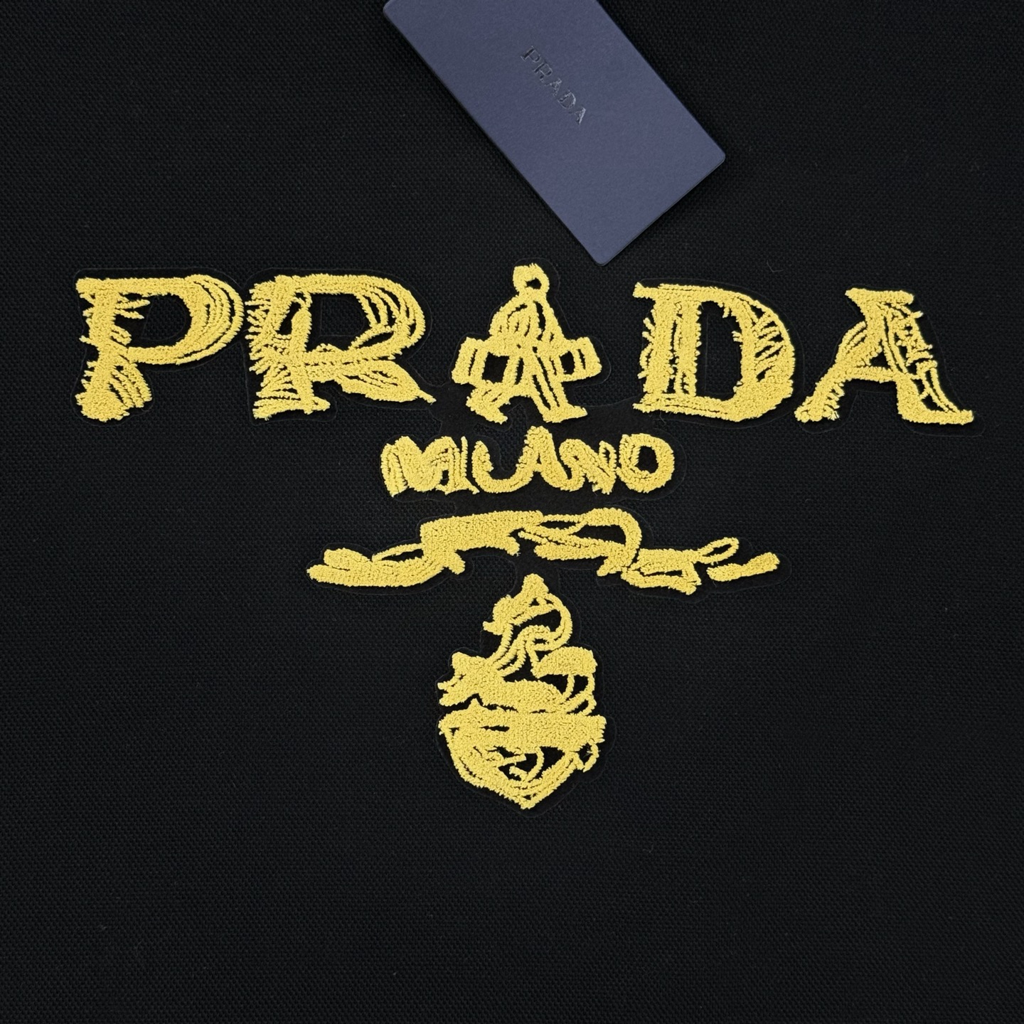 Prada普拉达新款连帽卫衣，超舒适的天丝面料.舒适又保暖，日常穿搭超百搭！正面金色和蓝色刺绣徽标.立体