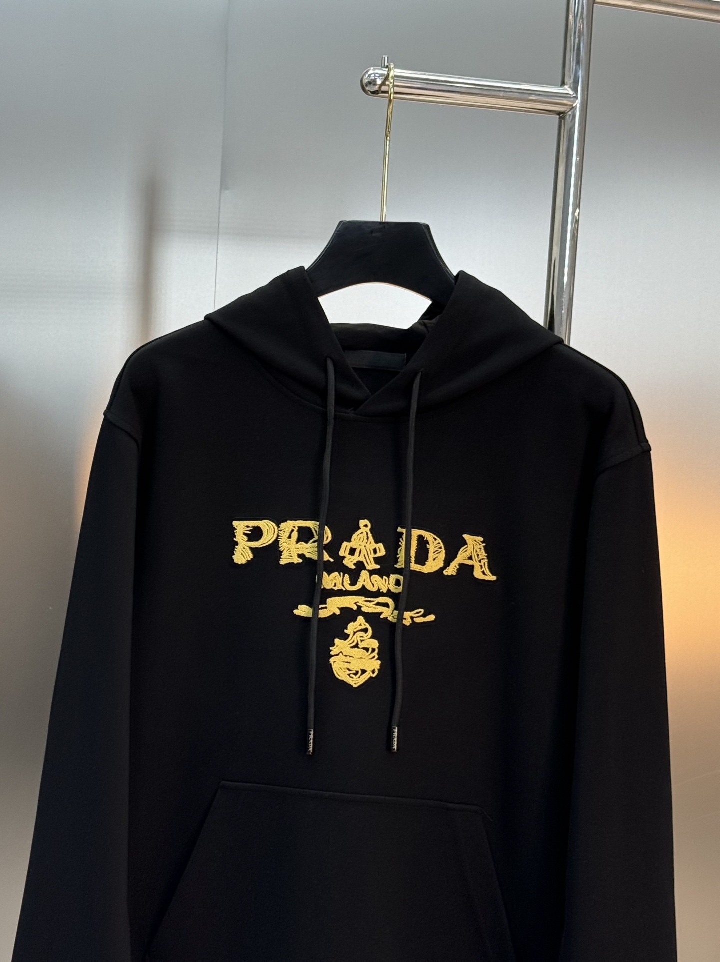Prada普拉达新款连帽卫衣，超舒适的天丝面料.舒适又保暖，日常穿搭超百搭！正面金色和蓝色刺绣徽标.立体