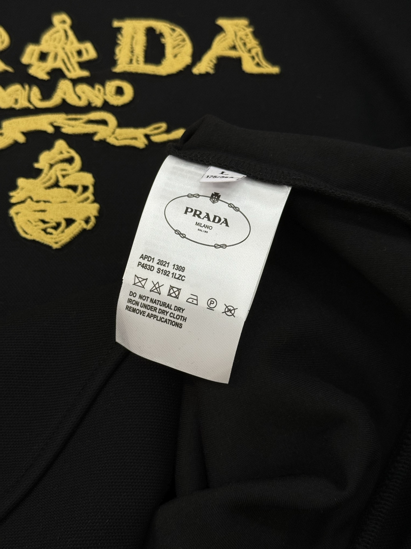 Prada普拉达新款连帽卫衣，超舒适的天丝面料.舒适又保暖，日常穿搭超百搭！正面金色和蓝色刺绣徽标.立体