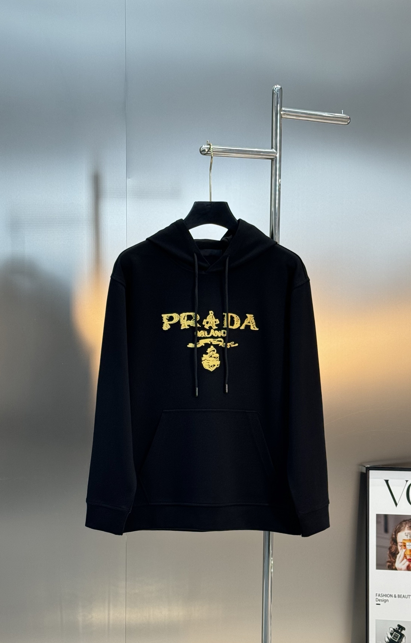 Prada普拉达新款连帽卫衣，超舒适的天丝面料.舒适又保暖，日常穿搭超百搭！正面金色和蓝色刺绣徽标.立体