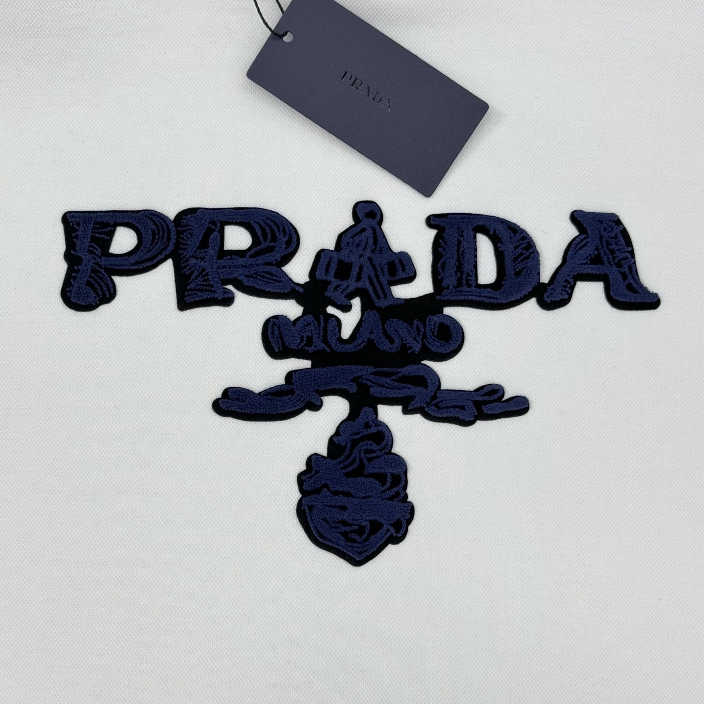 Prada普拉达新款连帽卫衣，超舒适的天丝面料.舒适又保暖，日常穿搭超百搭！正面金色和蓝色刺绣徽标.立体