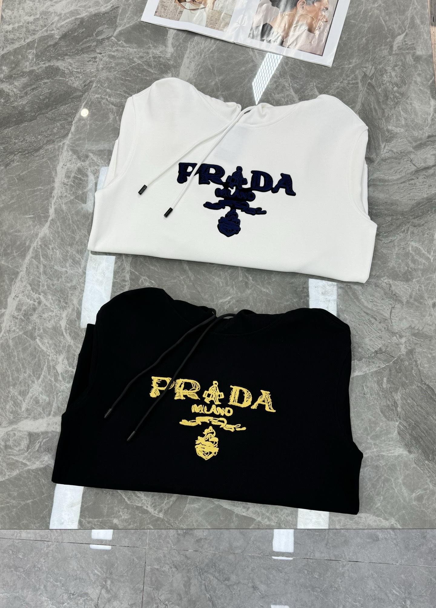 Prada普拉达新款连帽卫衣，超舒适的天丝面料.舒适又保暖，日常穿搭超百搭！正面金色和蓝色刺绣徽标.立体