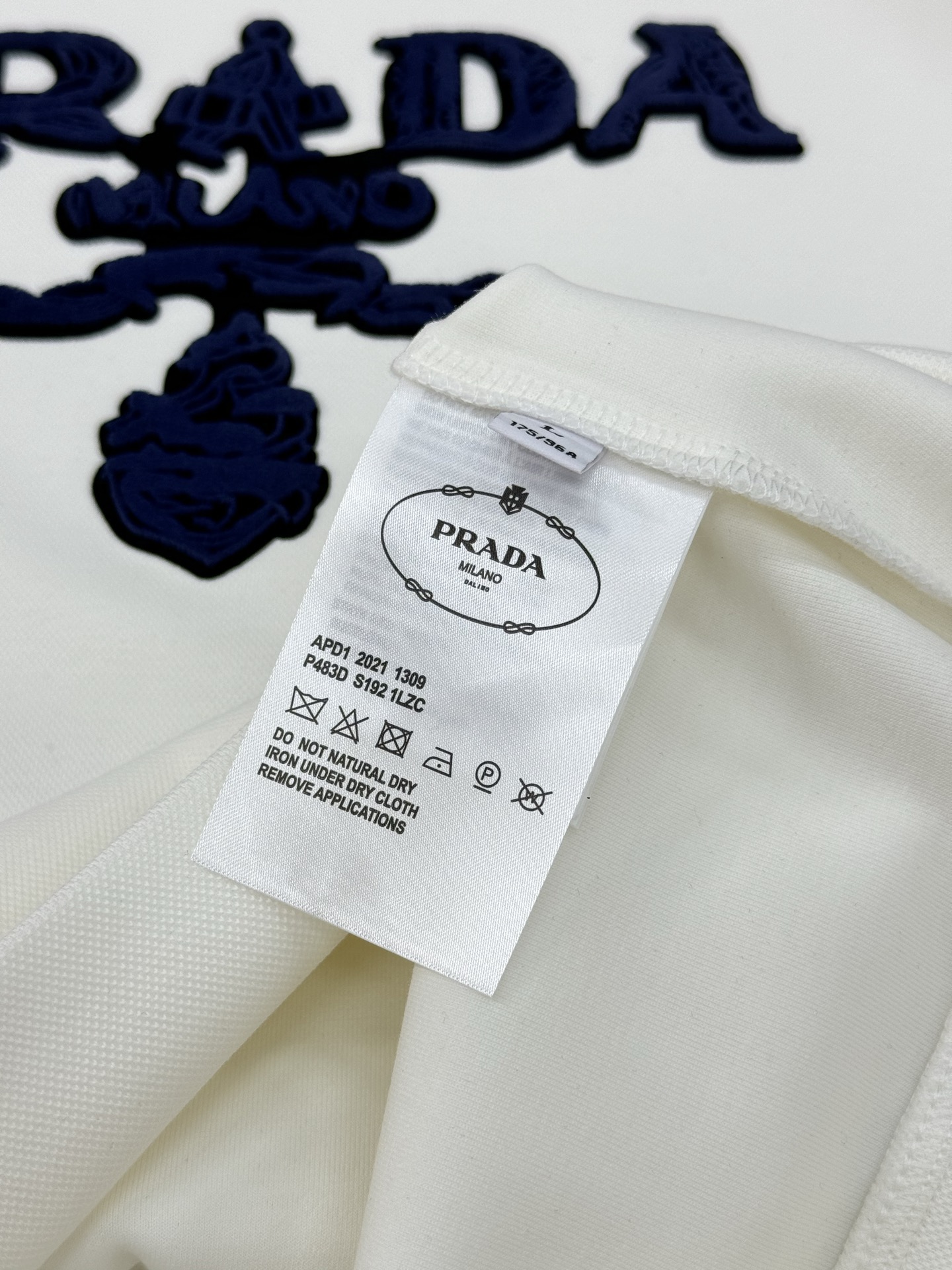 Prada普拉达新款连帽卫衣，超舒适的天丝面料.舒适又保暖，日常穿搭超百搭！正面金色和蓝色刺绣徽标.立体
