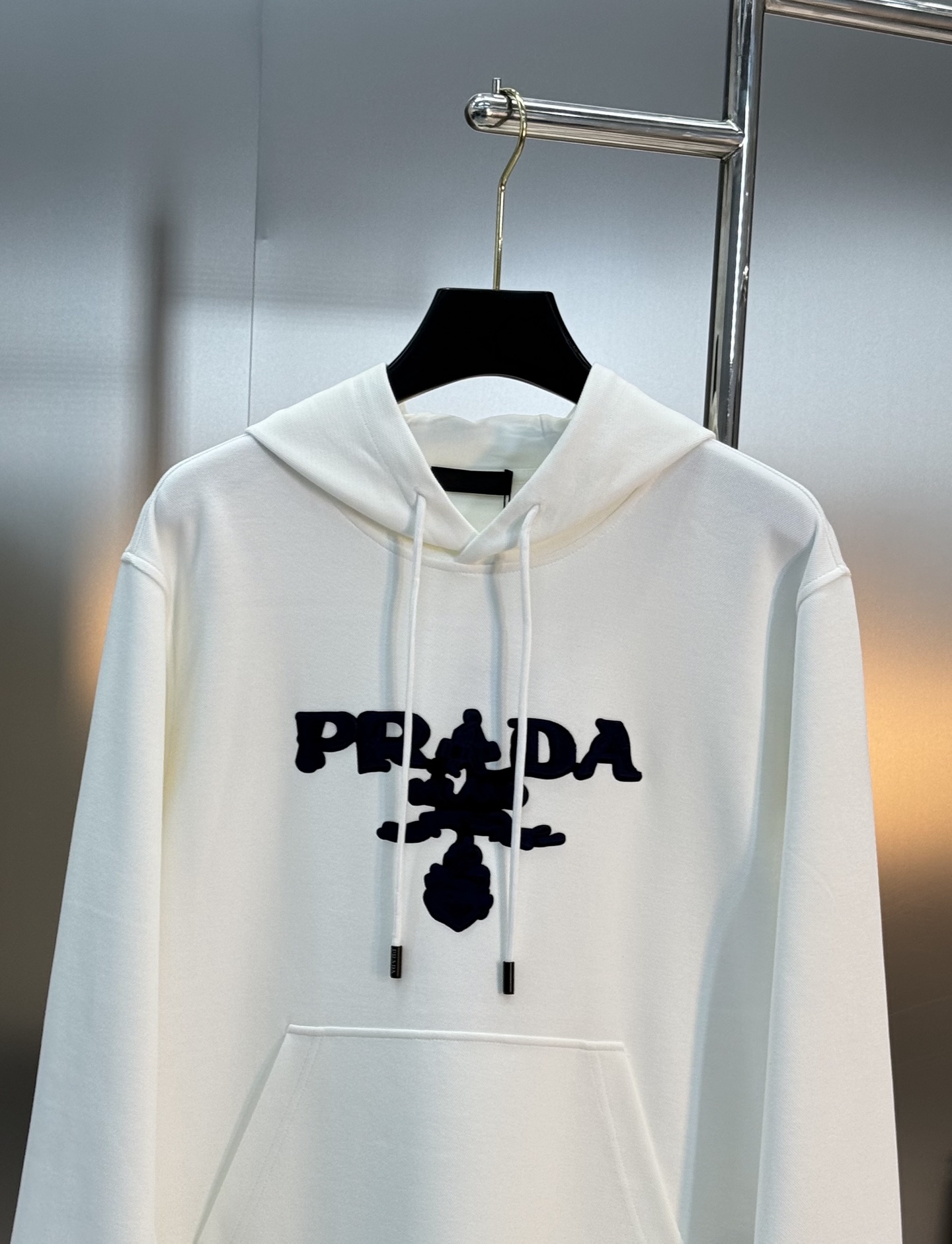 Prada普拉达新款连帽卫衣，超舒适的天丝面料.舒适又保暖，日常穿搭超百搭！正面金色和蓝色刺绣徽标.立体