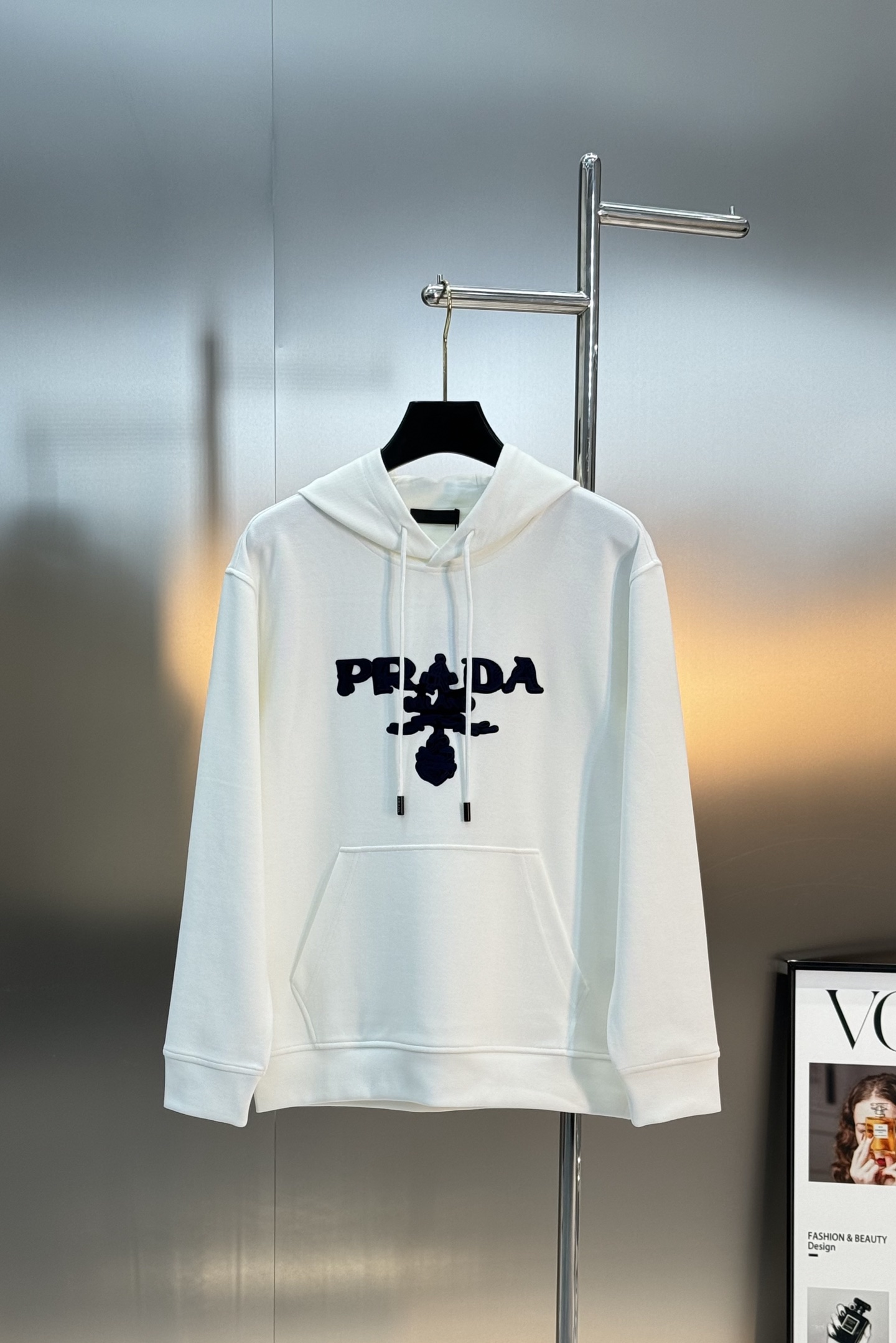 Prada普拉达新款连帽卫衣，超舒适的天丝面料.舒适又保暖，日常穿搭超百搭！正面金色和蓝色刺绣徽标.立体