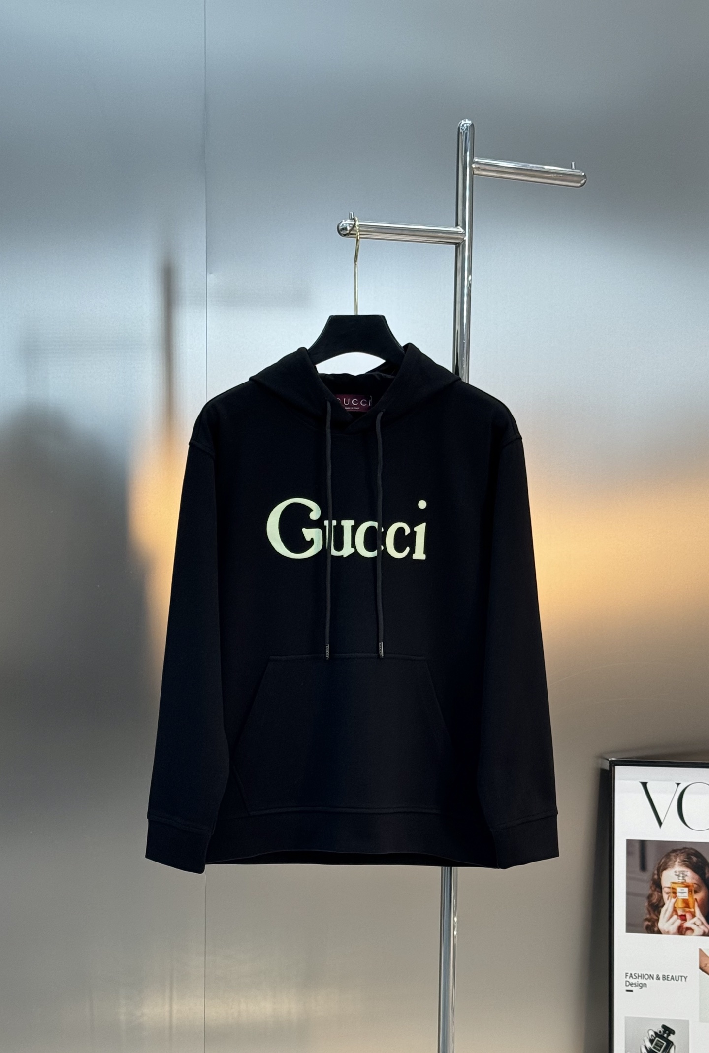 Gucci古奇新款连帽卫衣，甄选天丝棉质面料，正面Gucci字母印花，荧光绿Logo超吸睛，简约又时髦！