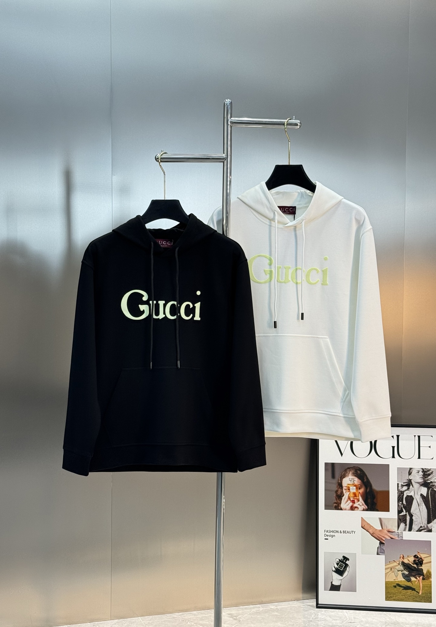 Gucci古奇新款连帽卫衣，甄选天丝棉质面料，正面Gucci字母印花，荧光绿Logo超吸睛，简约又时髦！