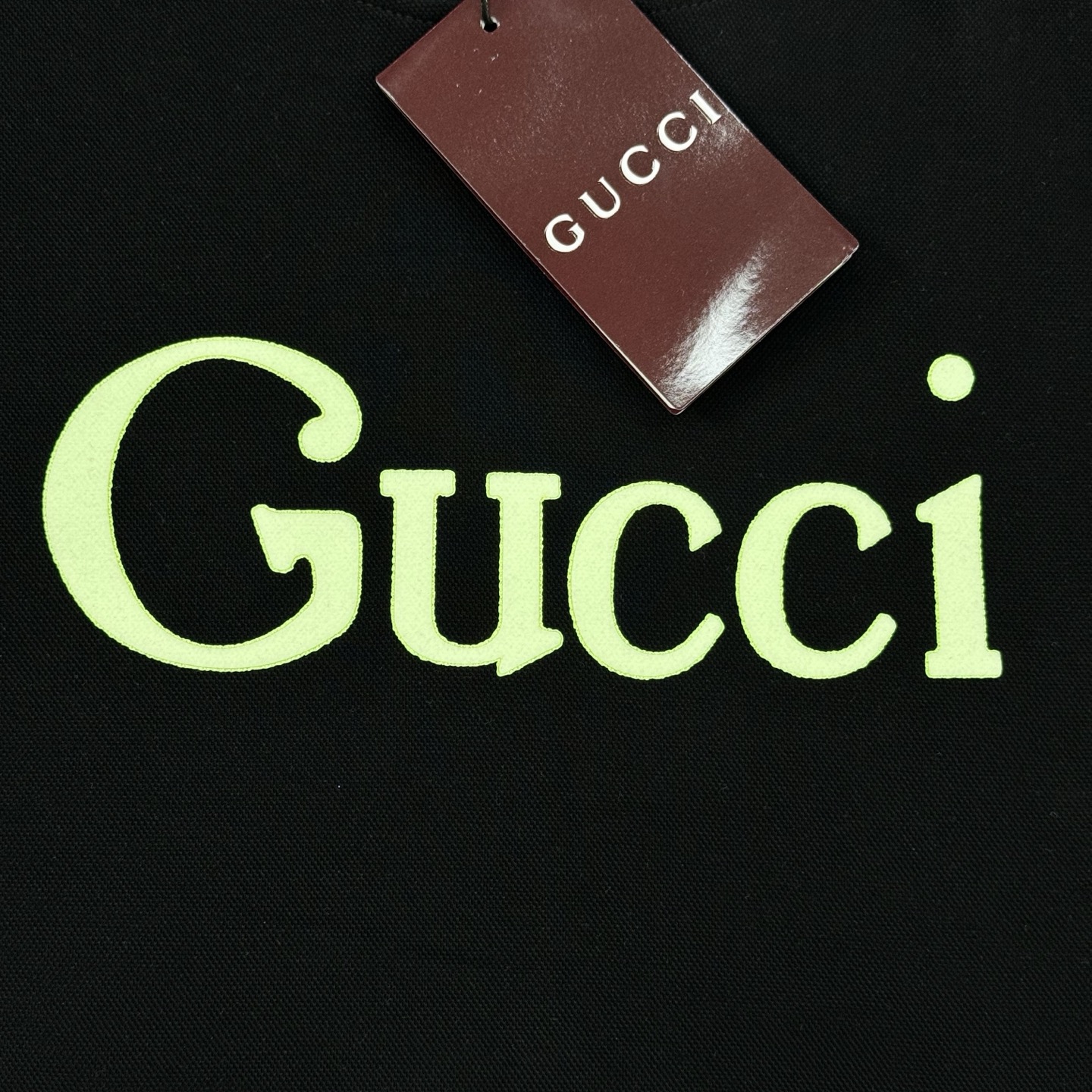 Gucci古奇新款连帽卫衣，甄选天丝棉质面料，正面Gucci字母印花，荧光绿Logo超吸睛，简约又时髦！